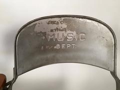 Paire de chaises pliantes du département de musique avec bras de bureau