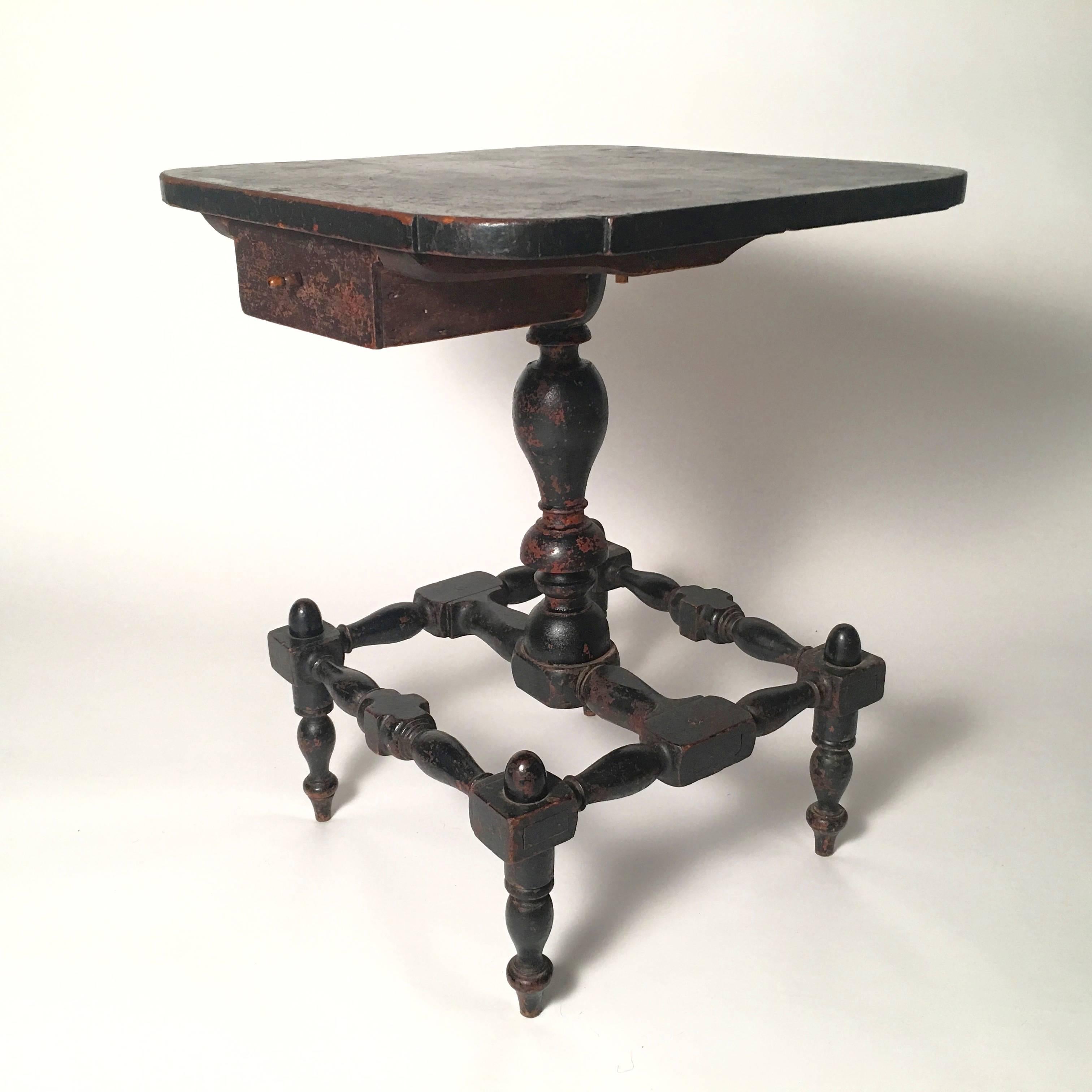 Early American Country Side Table, circa 1820-1830 In Excellent Condition In Essex, MA