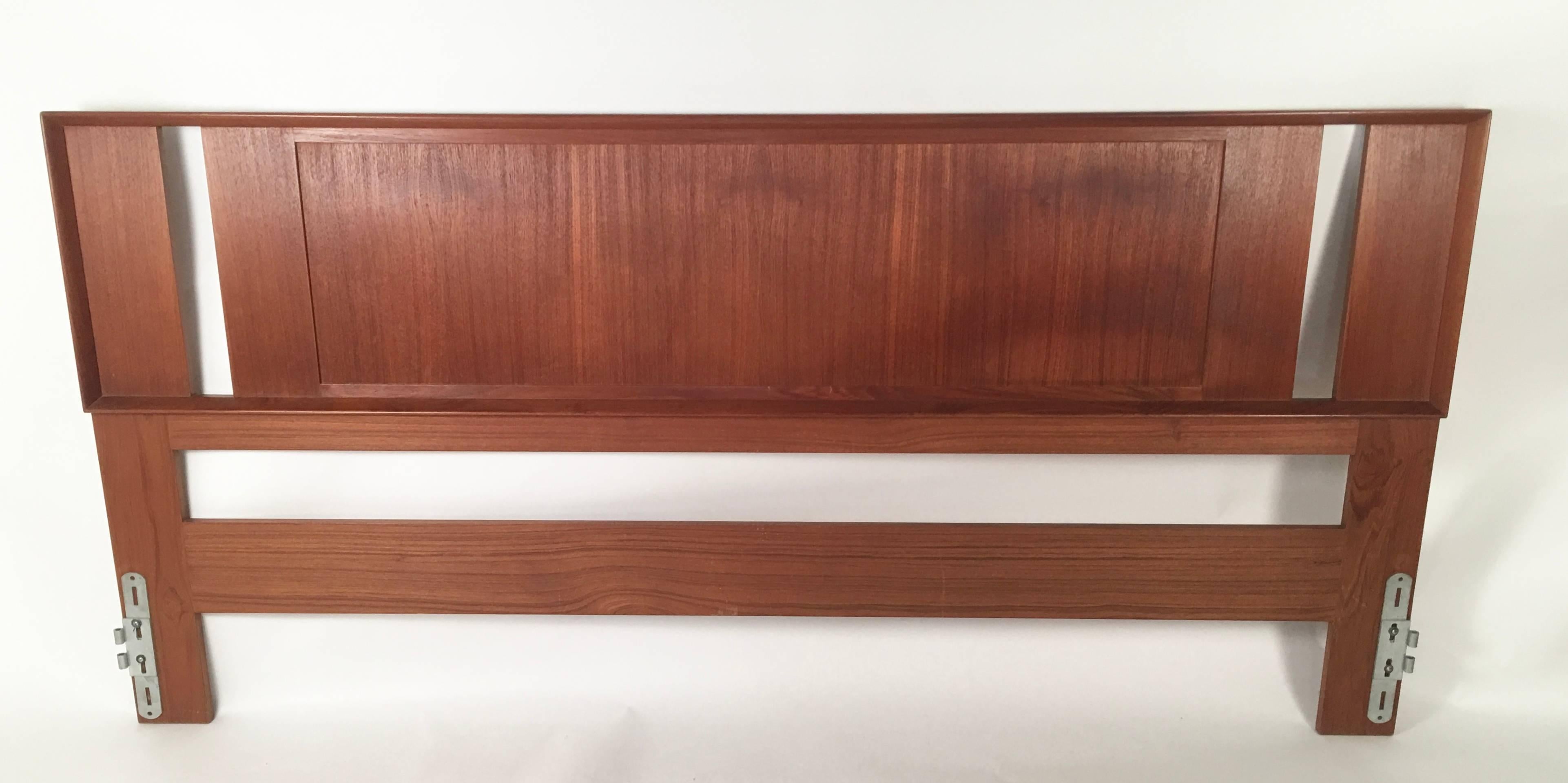 A Danish teak and grass cloth double sided king-sized headboard made by Falster, circa 1960-1970, in perfect condition. Richly figured wood with molded edge on one side and pristine grass cloth panel on the other. This headboard does not require