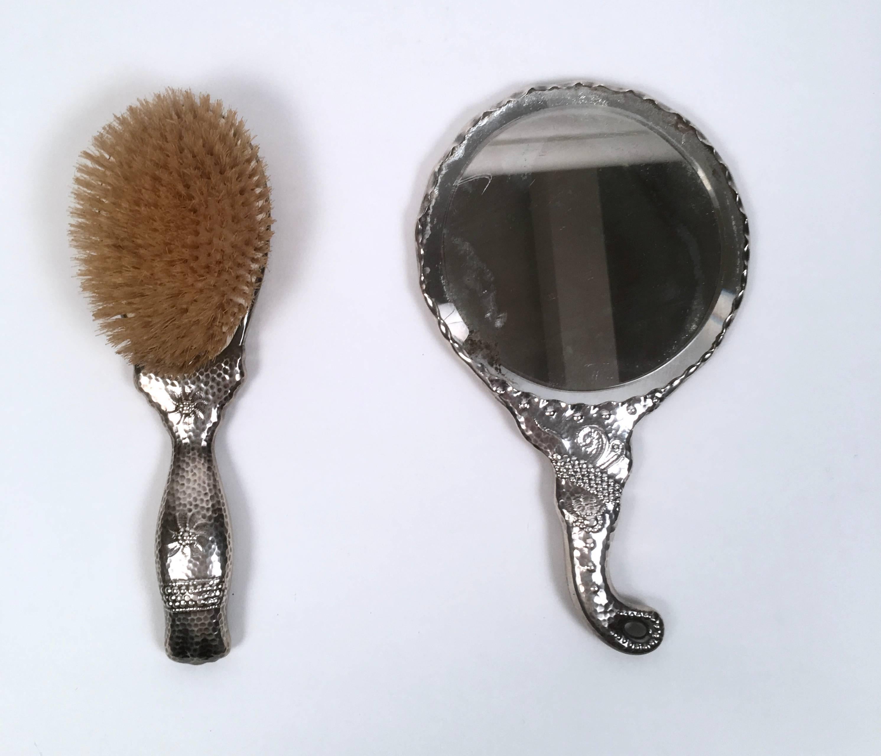 19th Century Sterling Silver Hand Mirror and Hair Brush w im Zustand „Gut“ in Essex, MA