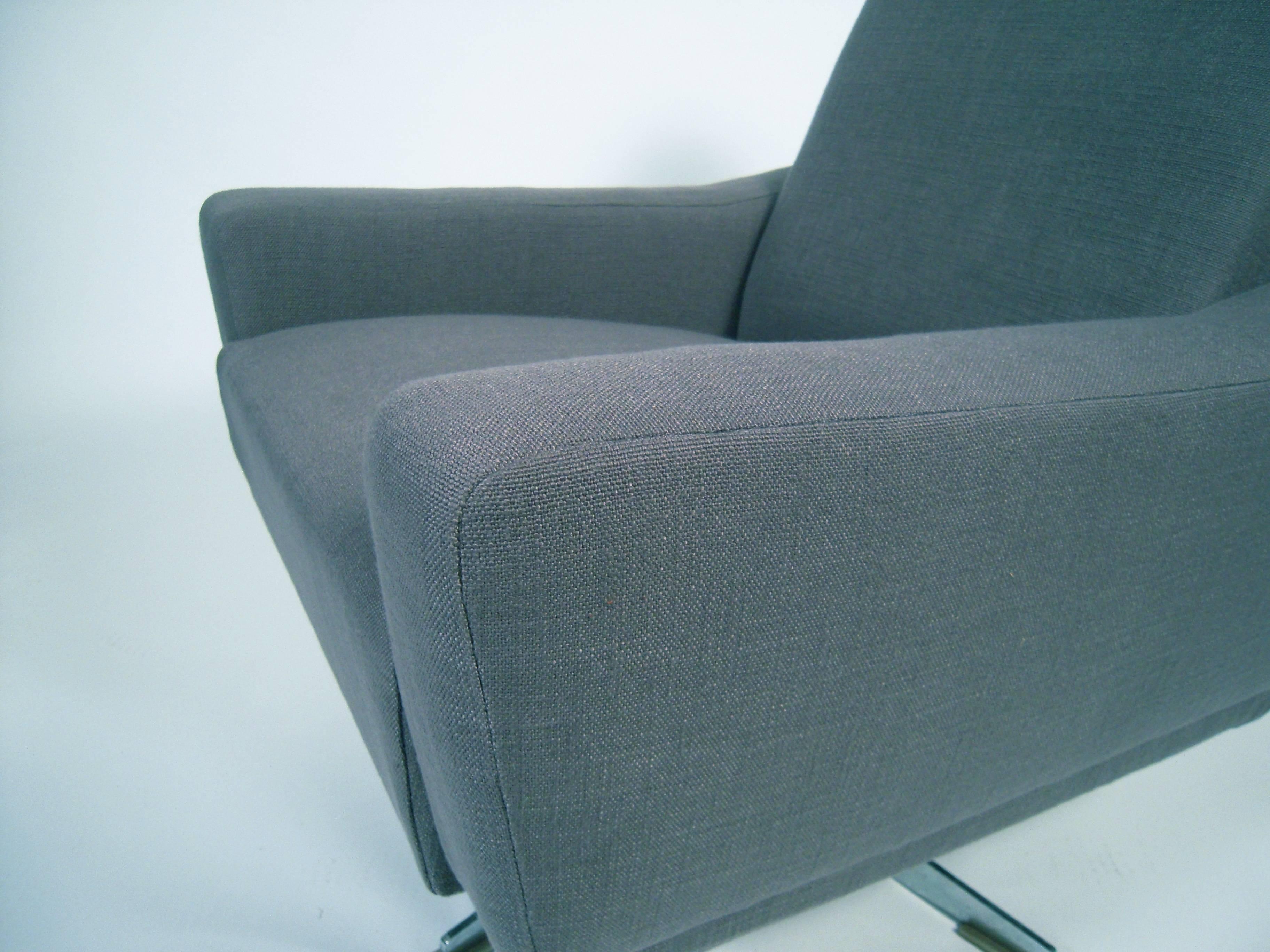 Pair of Unusual and Versatile German Mid-Century Modern Swivel Chairs 1