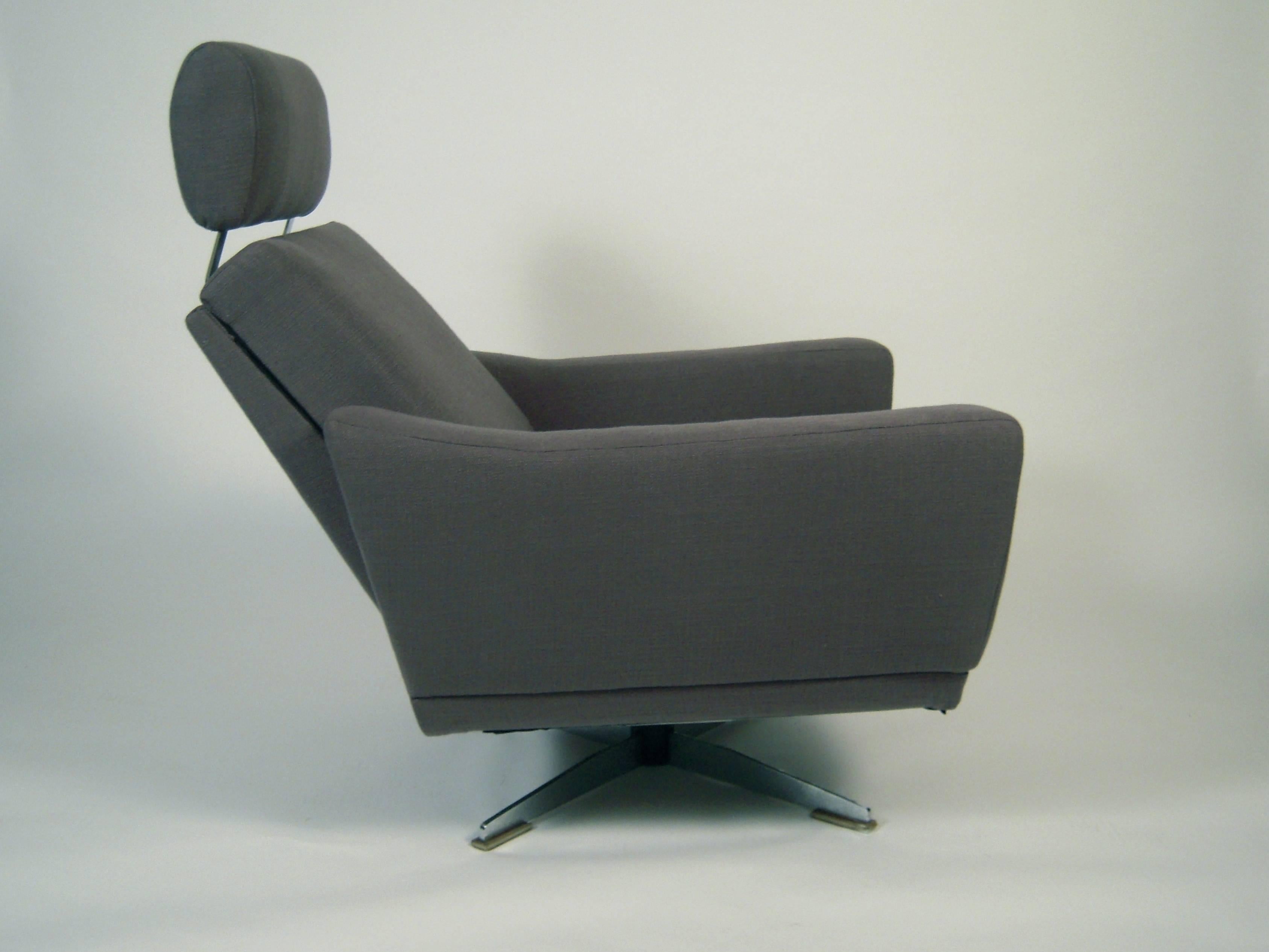 Pair of Unusual and Versatile German Mid-Century Modern Swivel Chairs In Excellent Condition In Essex, MA