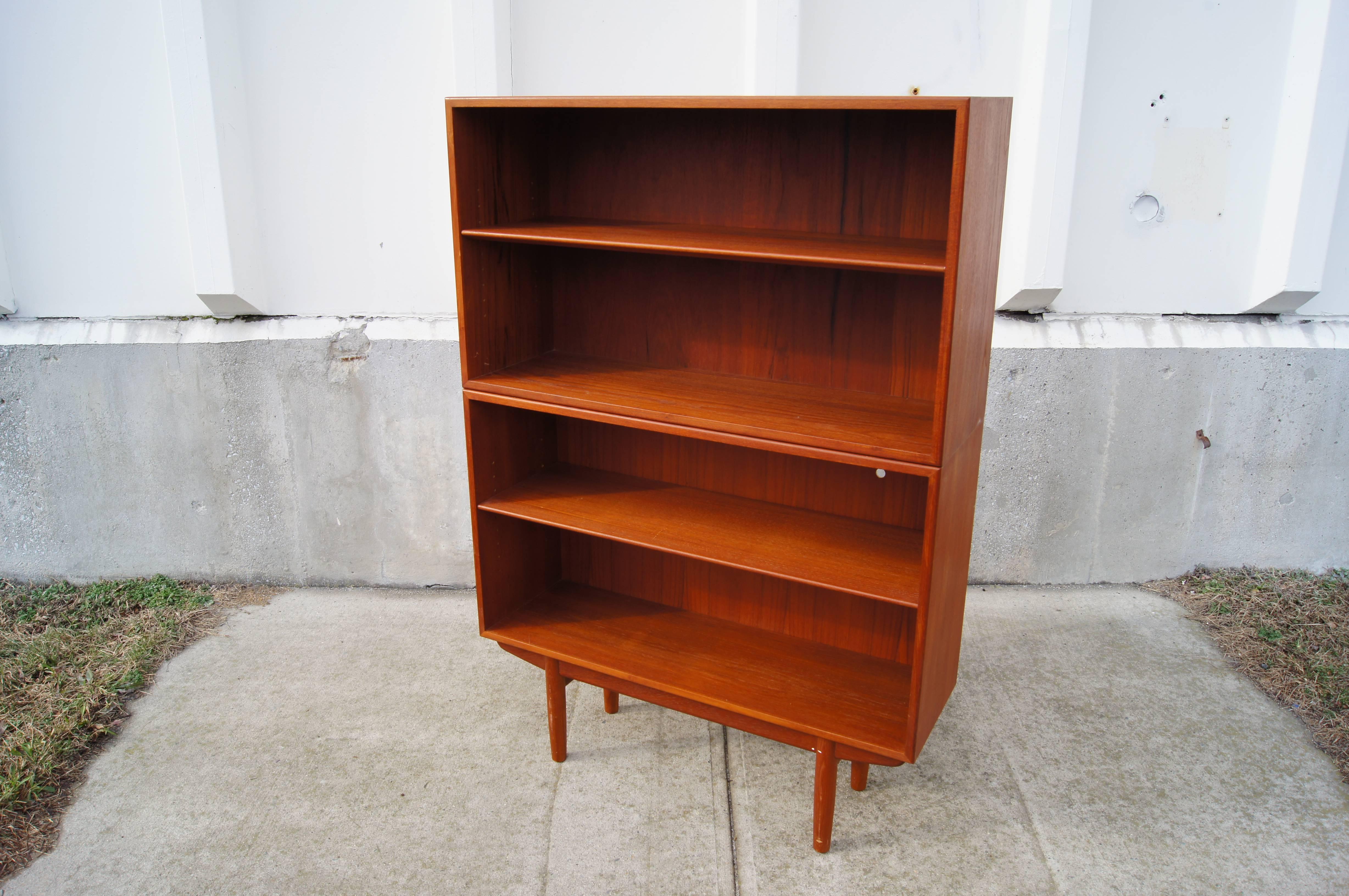 This teak bookcase exemplifies the solid simplicity of line typical of its Danish designer Børge Mogensen. It is constructed in two pieces, each with an adjustable shelf.
