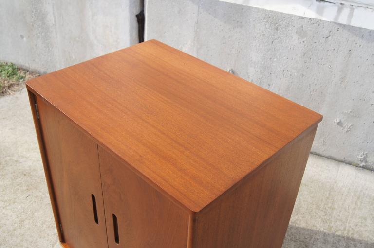 Small Mid-Century Cabinet by Edward Wormley for Dunbar In Good Condition For Sale In Dorchester, MA