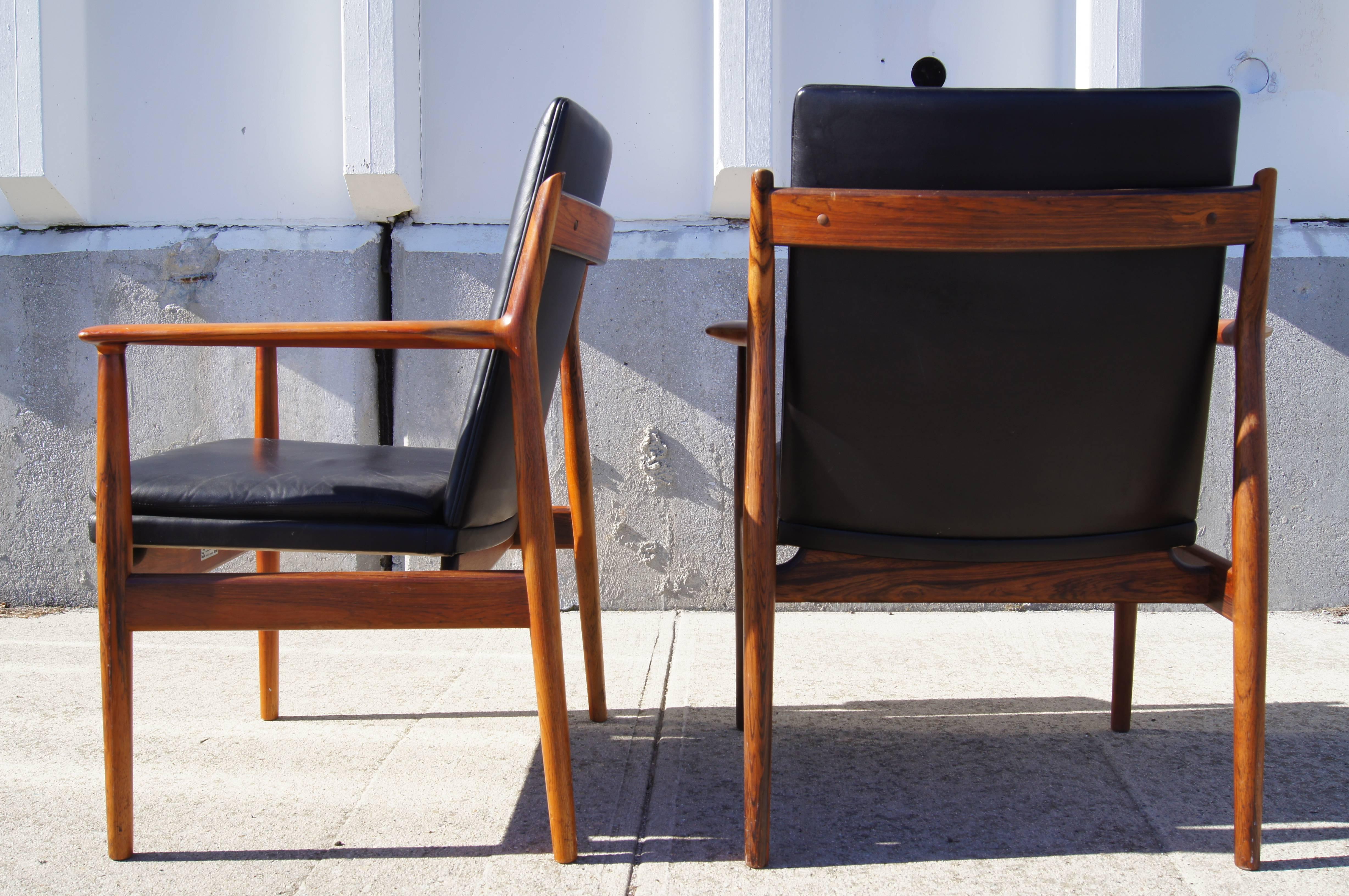 Mid-Century Modern Pair of Rosewood and Leather Armchairs by Arne Vodder