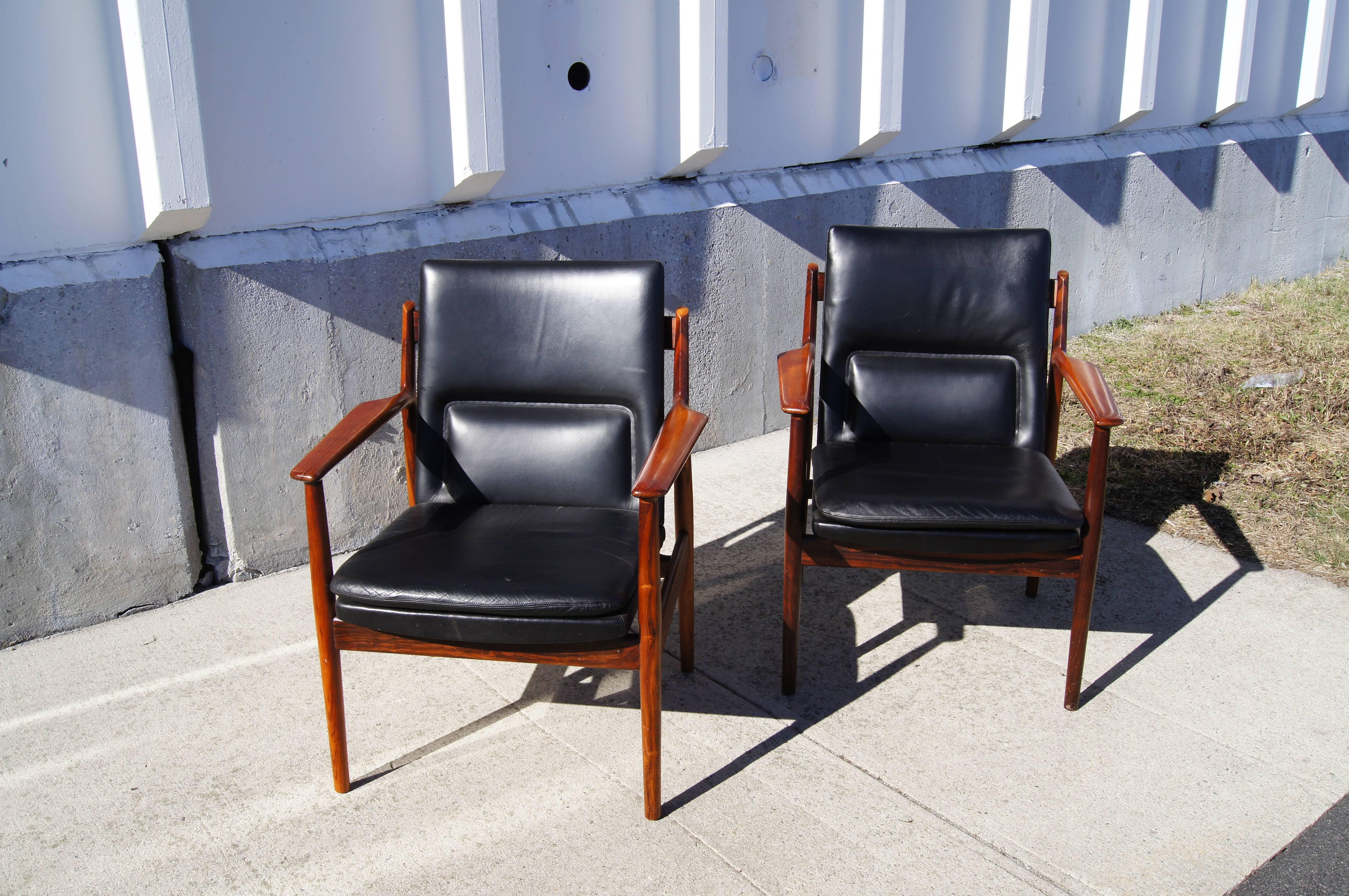 Mid-20th Century Pair of Rosewood and Leather Armchairs by Arne Vodder