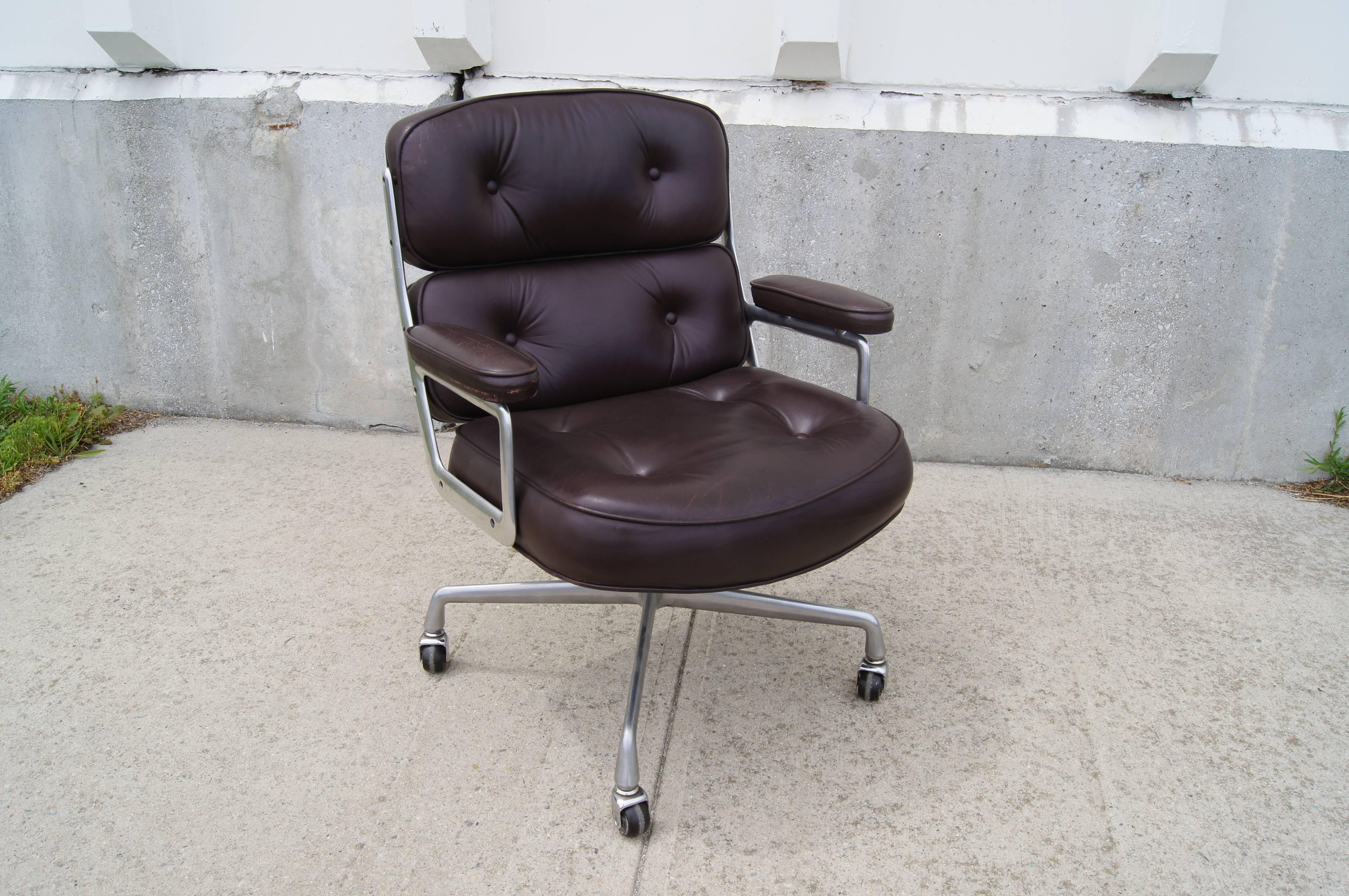 Designed in 1959 by the Eames for New York's Time-Life Building, this aluminum-framed executive chair offers a generous and luxurious seat in rich eggplant-hued leather.
