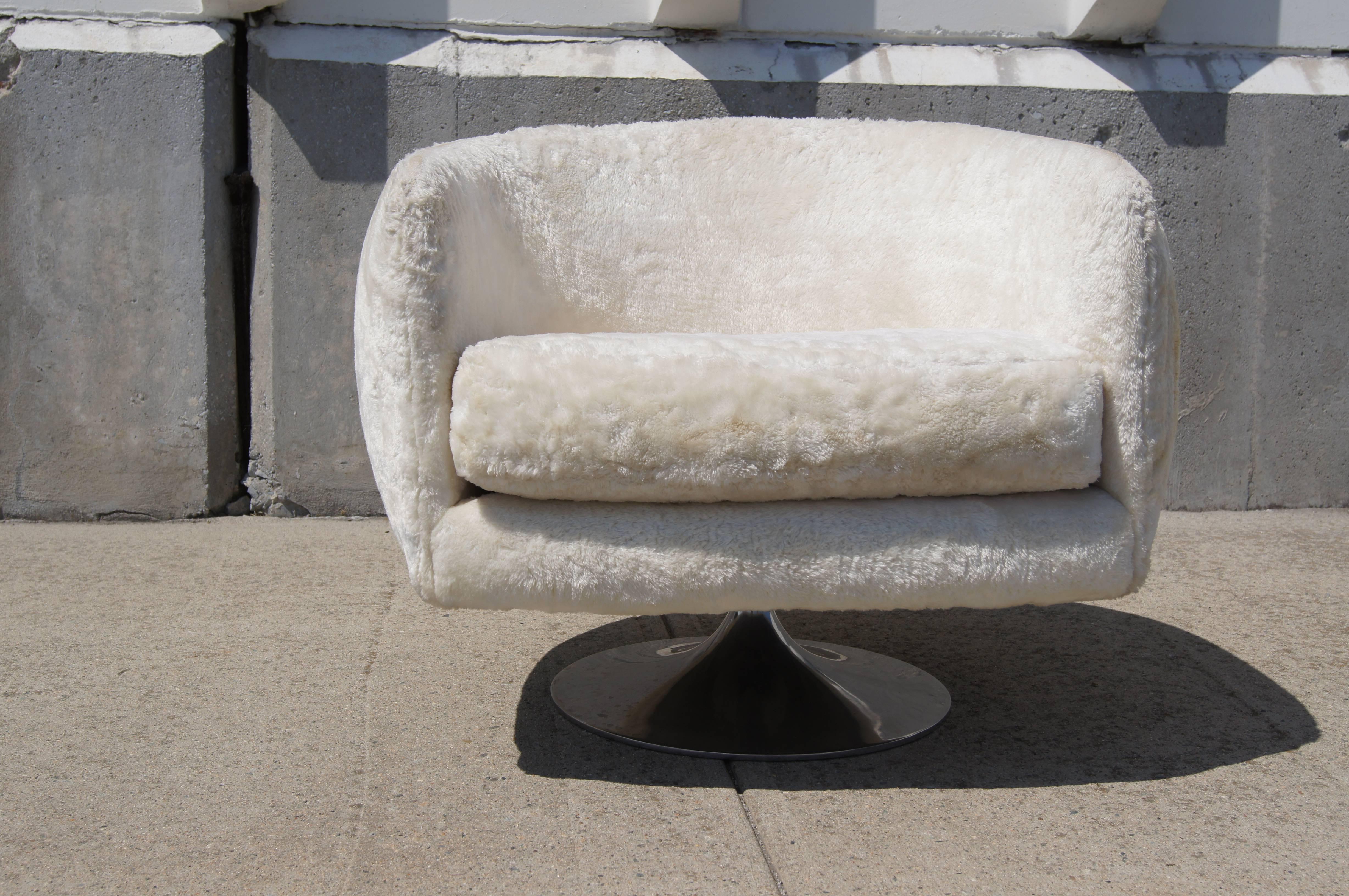 American Swivel Armchair in the Style of Joe D'Urso For Sale