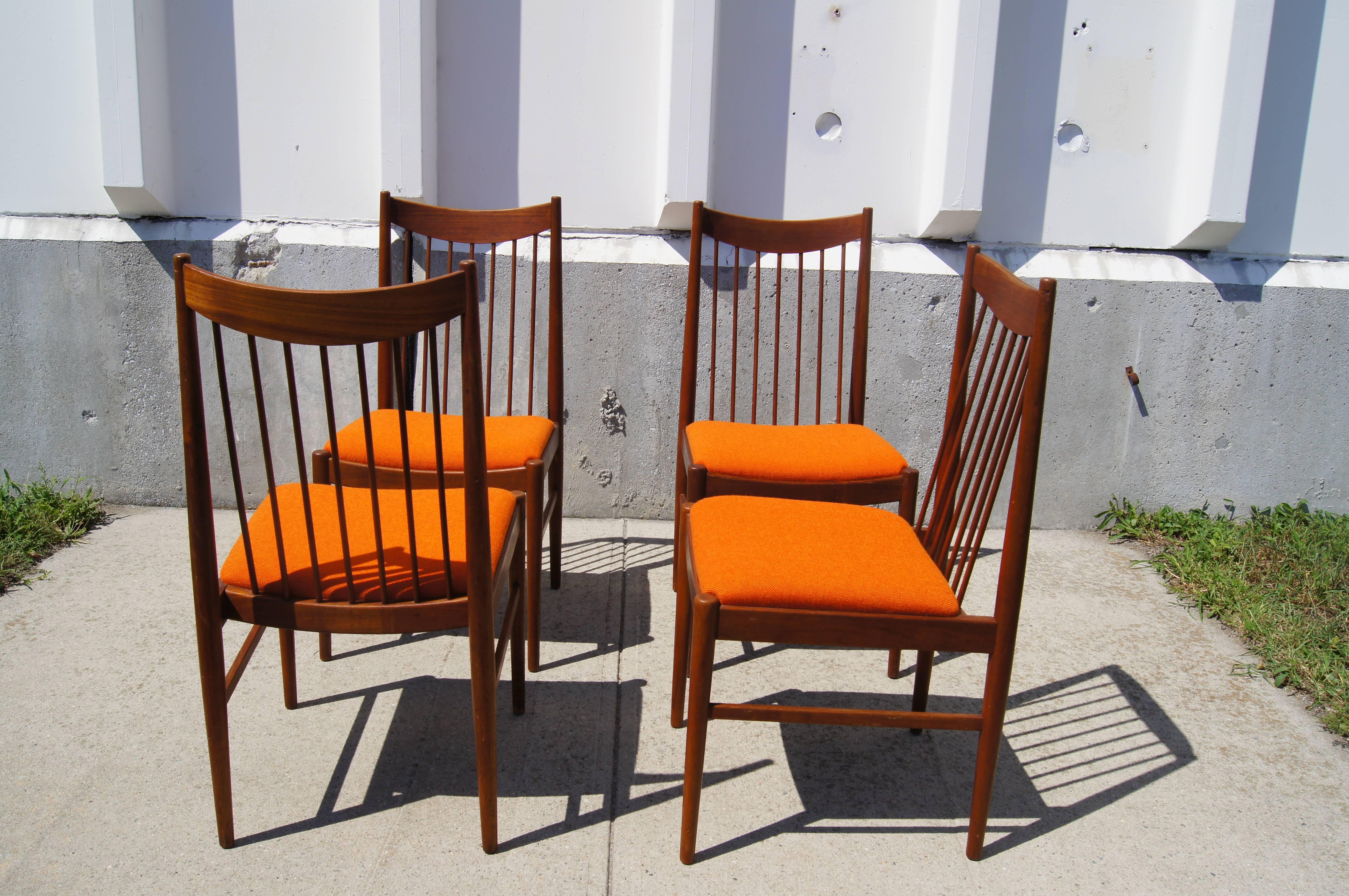Scandinave moderne Ensemble de quatre chaises à manger en teck d'Arne Vodder pour Sibast en vente