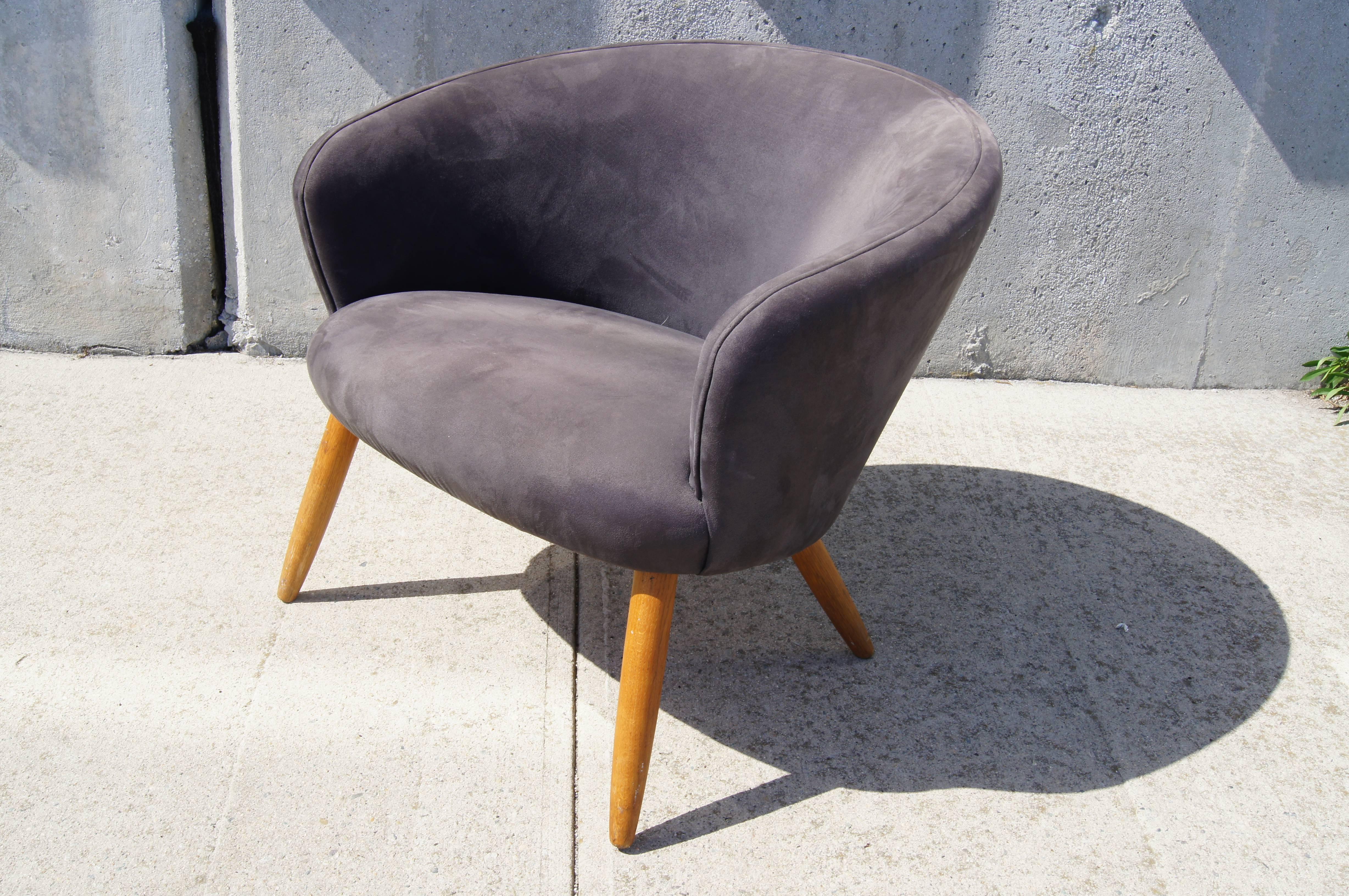 This low easy chair has been designed in the style of Nanna Ditzel's 1953 