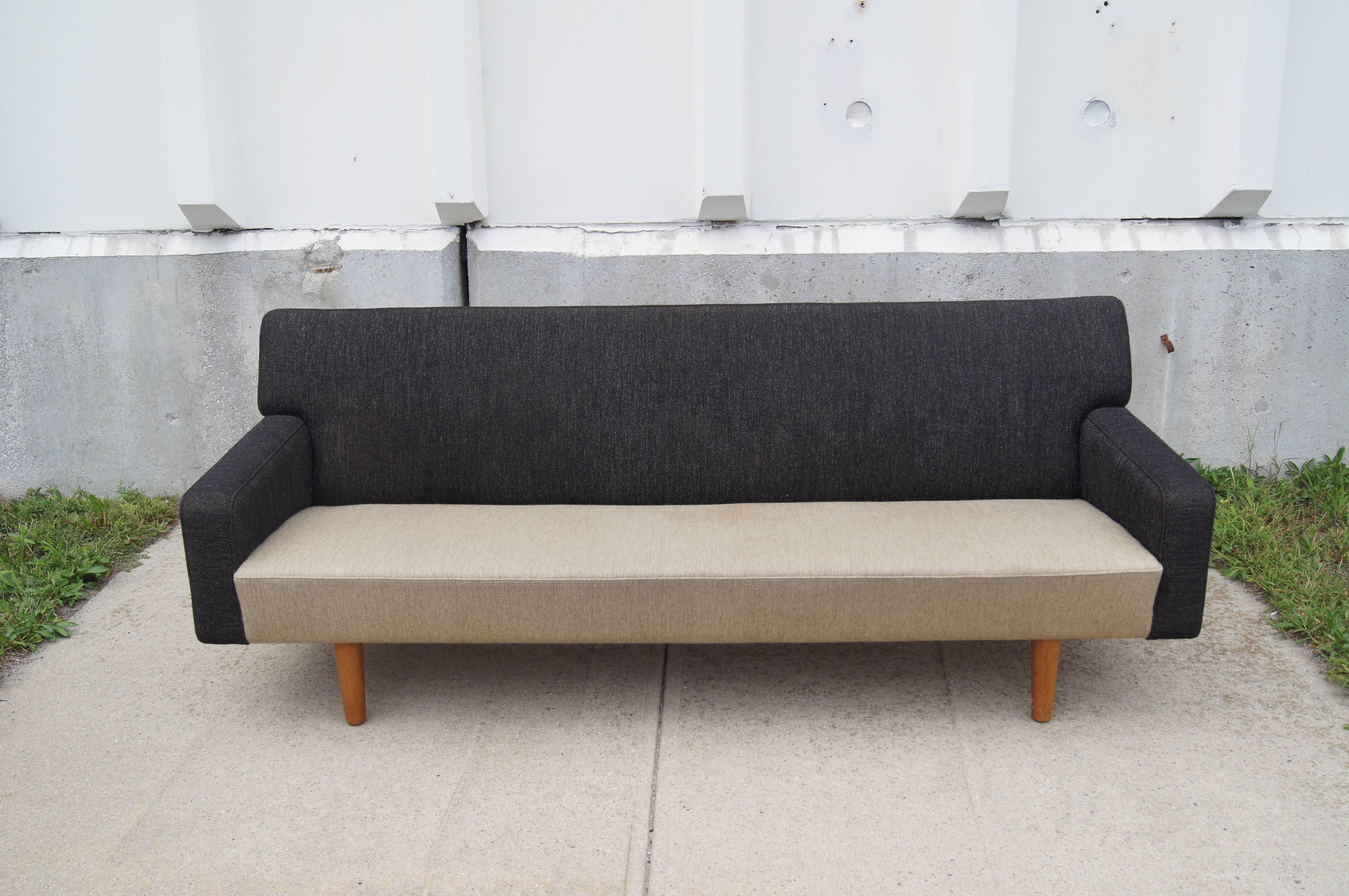 Zweifarbiges AP33-Sofa von Hans Wegner für A.P. Stolen (Skandinavische Moderne) im Angebot