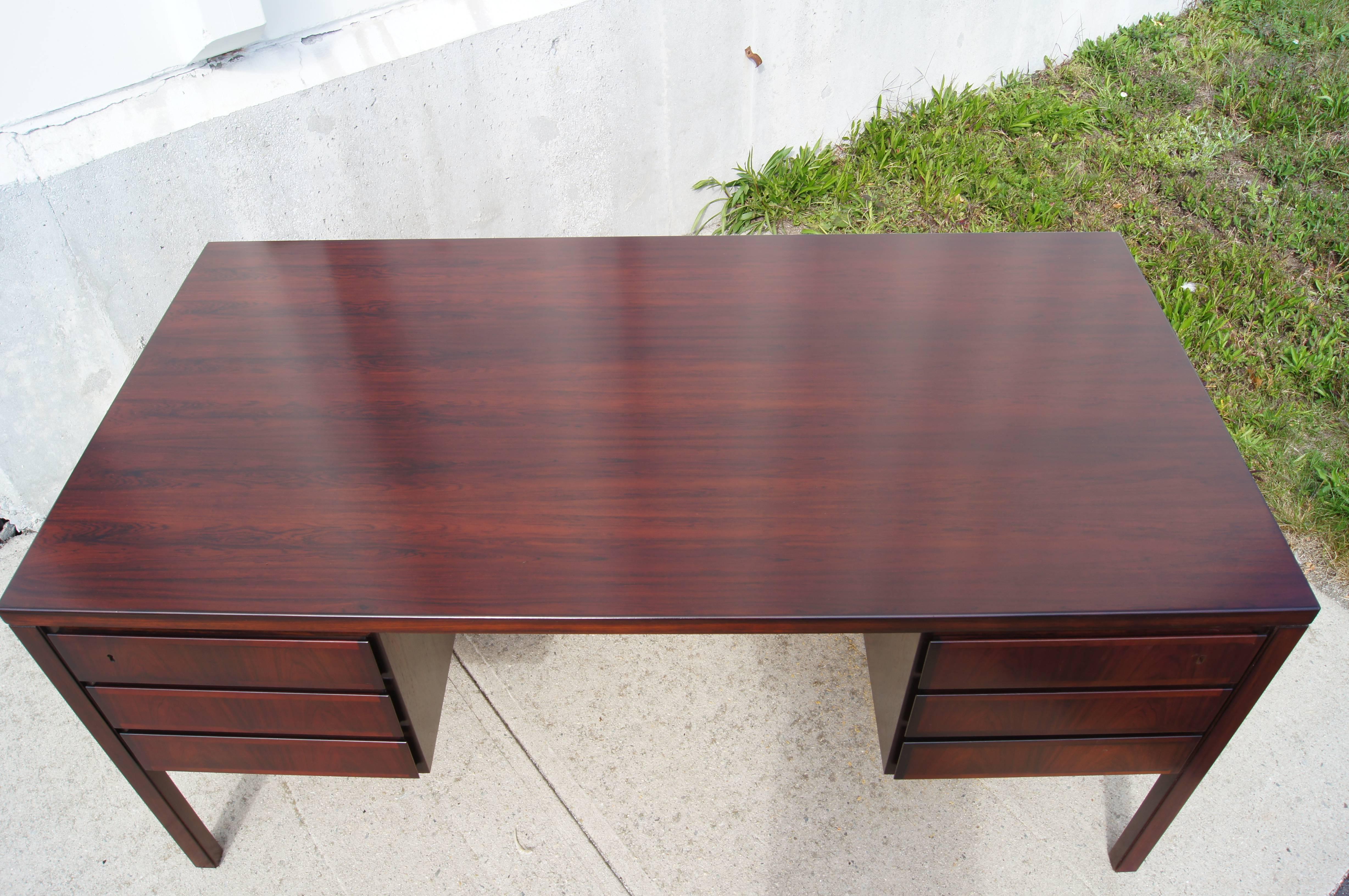 Freestanding Rosewood Desk by Gunni Omann for Edmund Jørgensen In Excellent Condition In Dorchester, MA