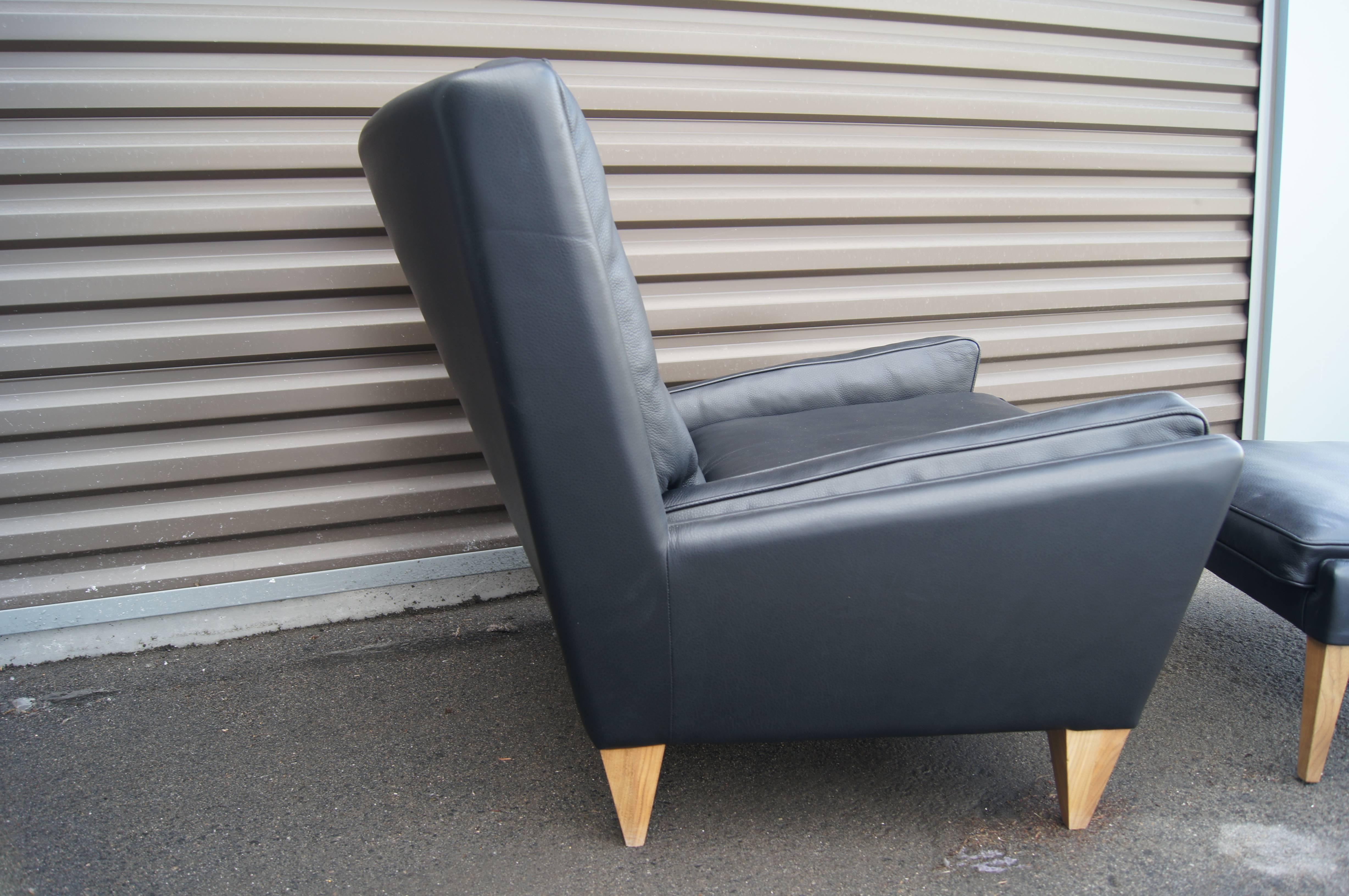 Mid-20th Century Black Leather Lounge Chair and Ottoman, Model V11, by Illum Wikkelsø