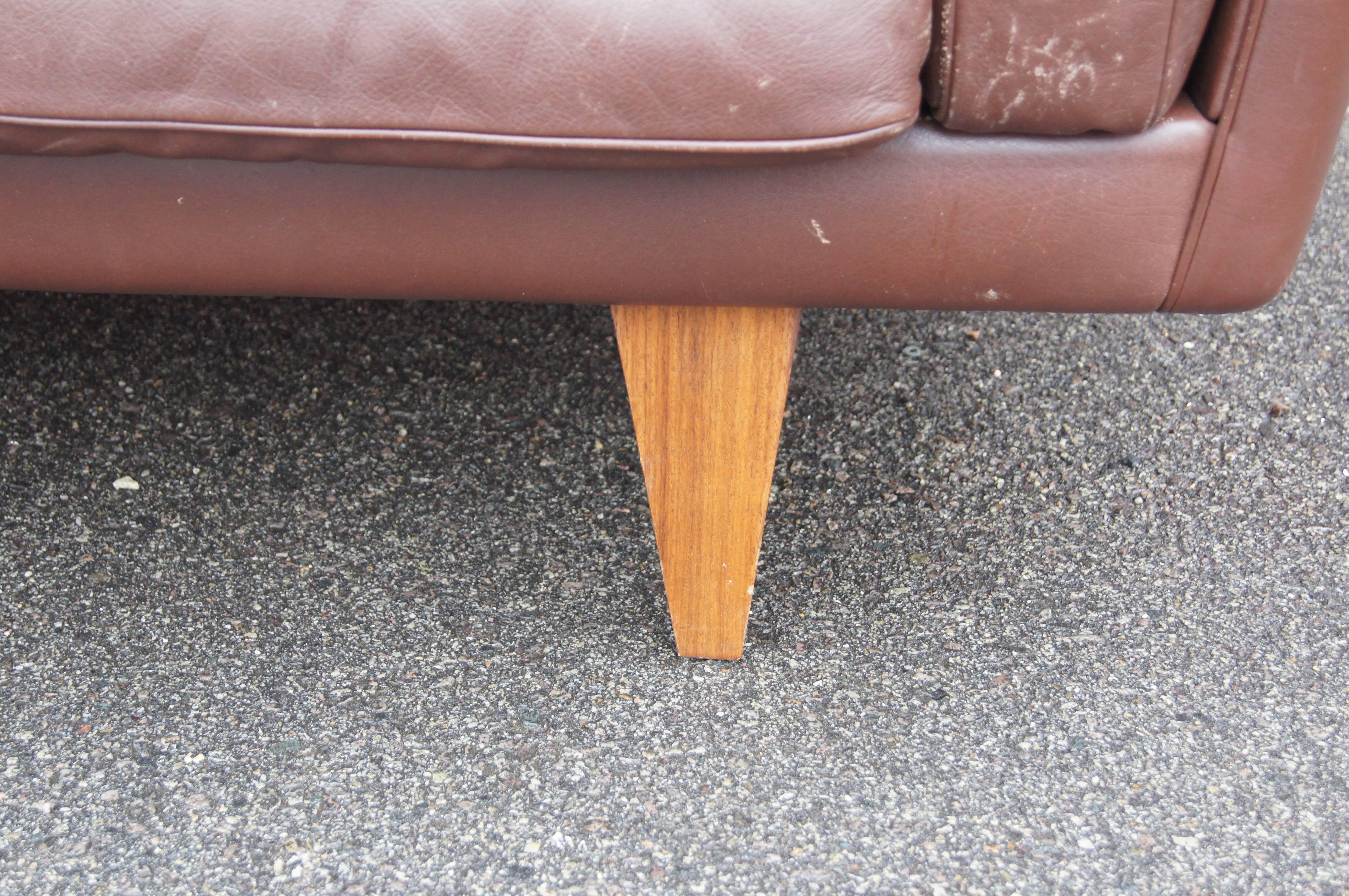Brown Leather V11 Settee by Illum Wikkelsø for Holger Christiansen In Good Condition In Dorchester, MA