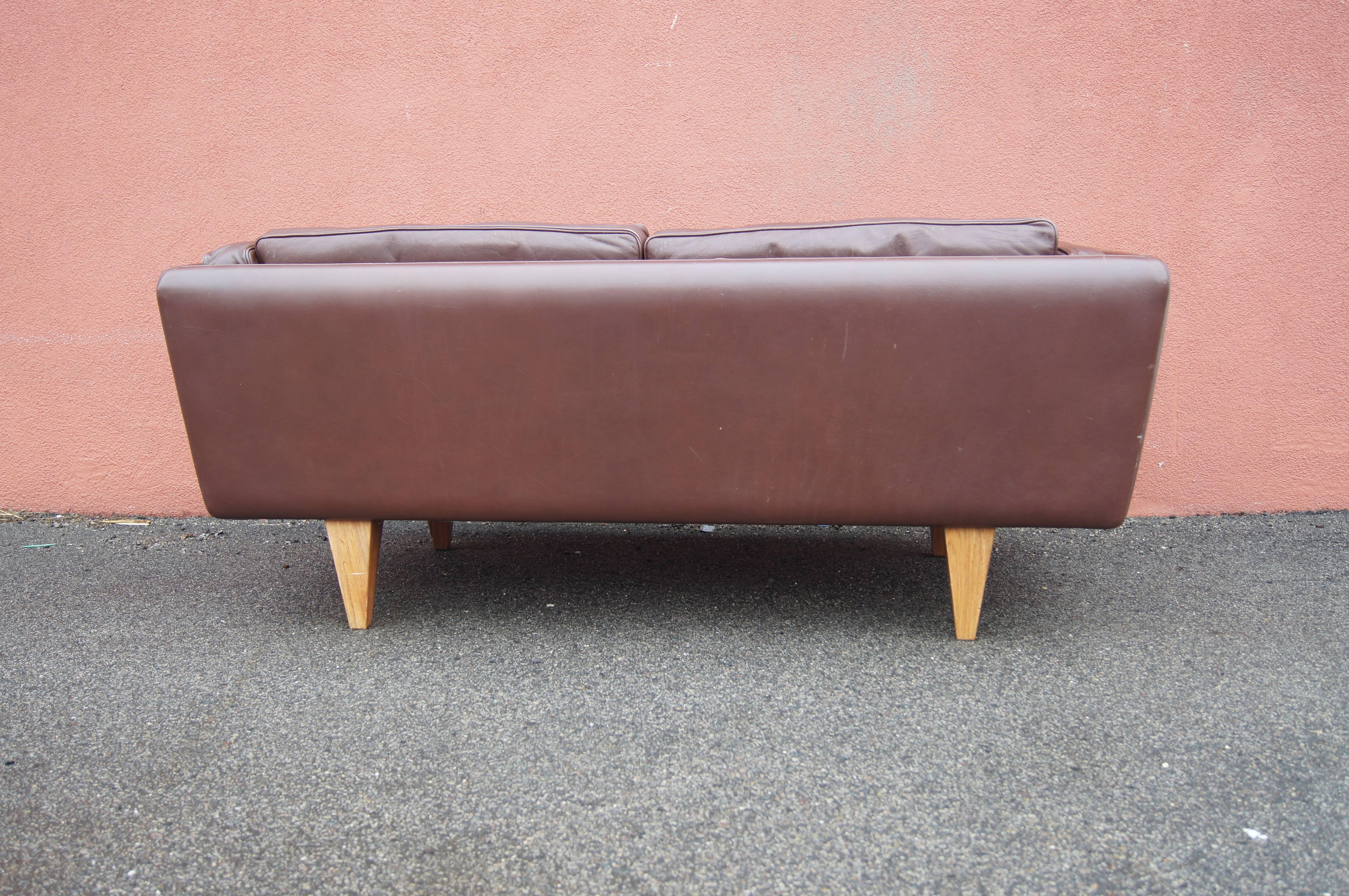 Mid-20th Century Brown Leather V11 Settee by Illum Wikkelsø for Holger Christiansen
