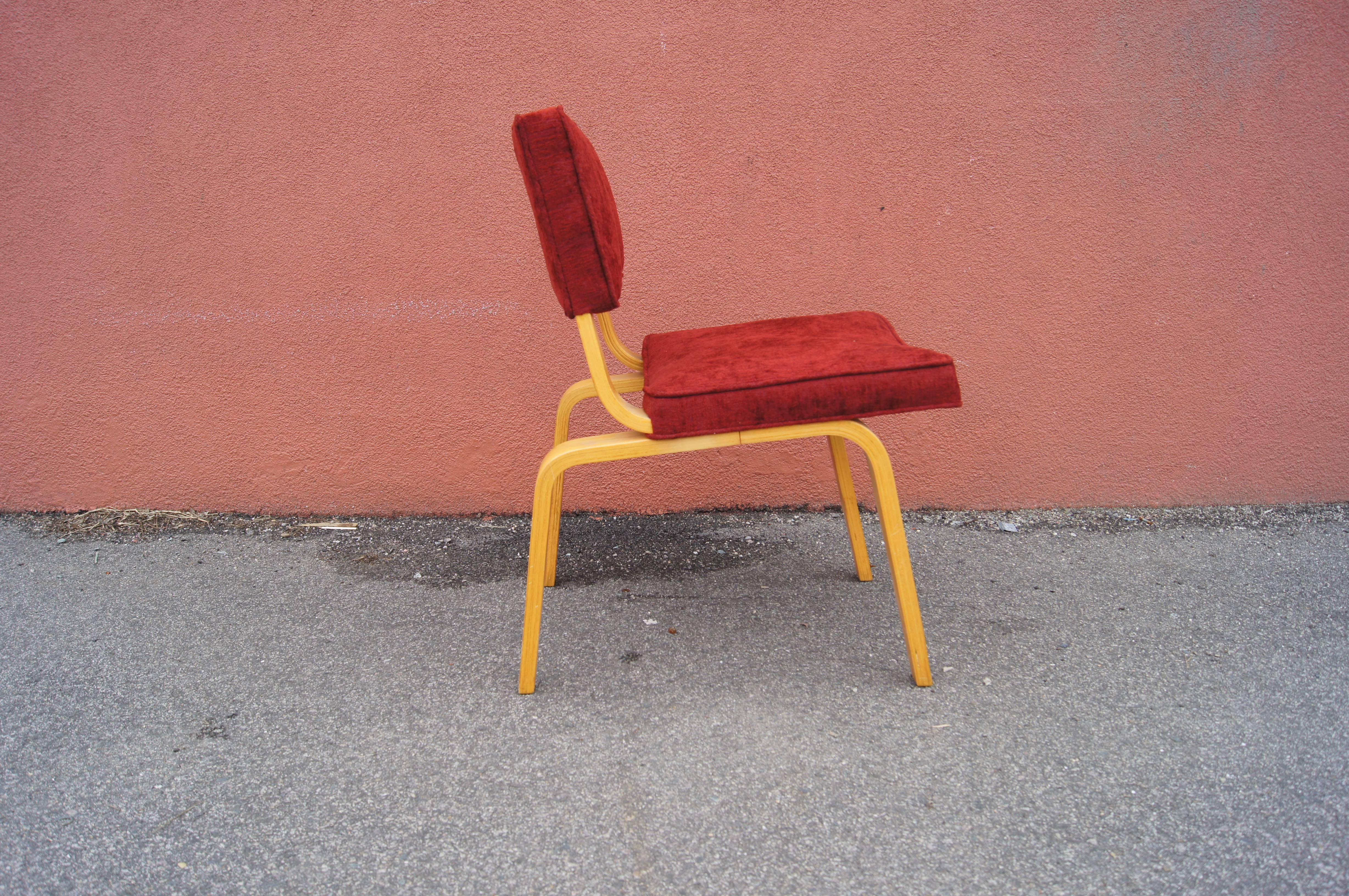 This side chair is Classic modernist bentwood by Thonet. It features dynamic lines, from the canted legs to the sweep of the seat upholstered in a vibrant red textile.

A corresponding set of four armchairs and a single armchair are also available.