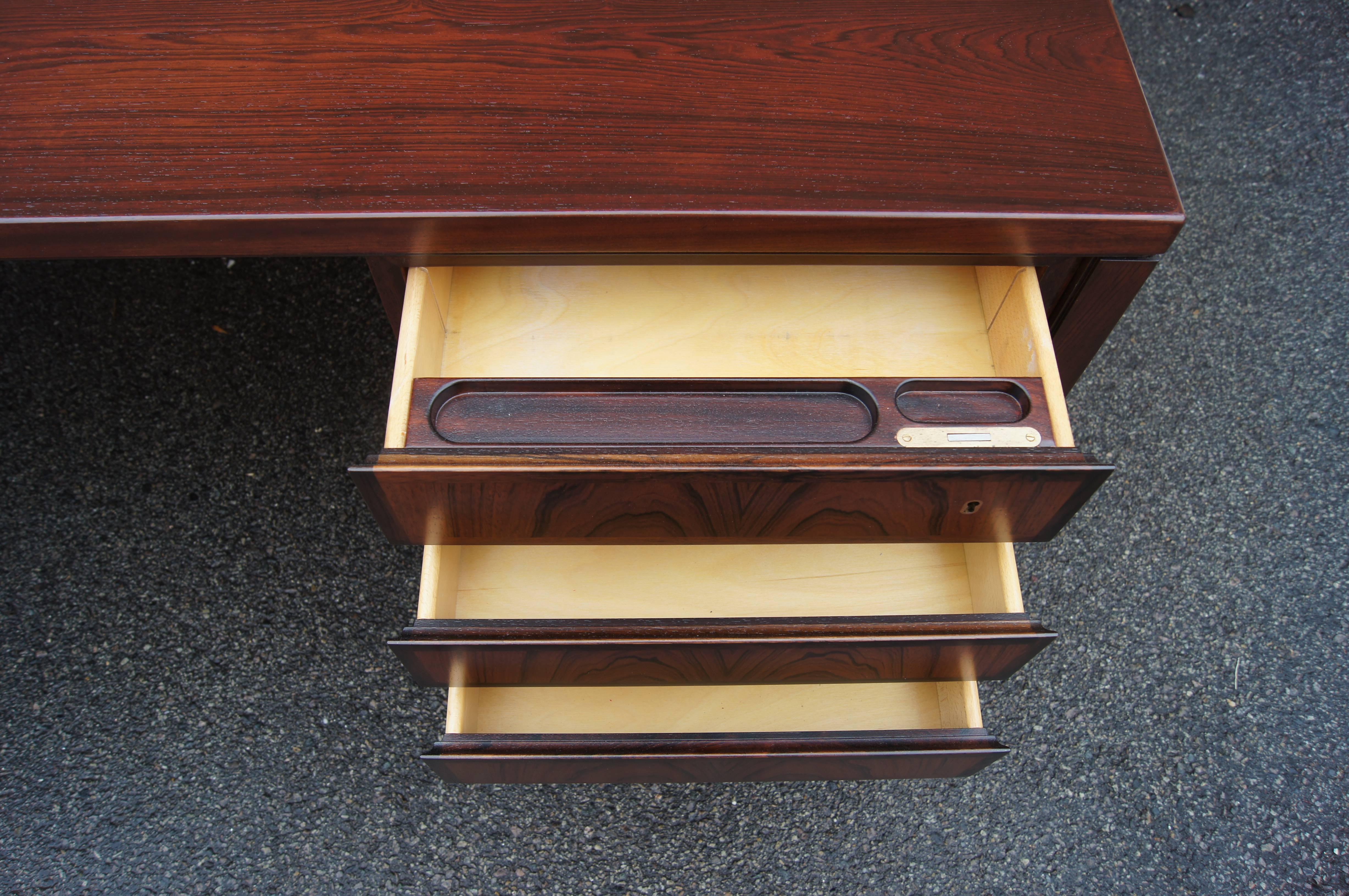 Rosewood Desk, Model 77, by Gunni Omann for Omann Jun Møbelfabrik In Good Condition In Dorchester, MA