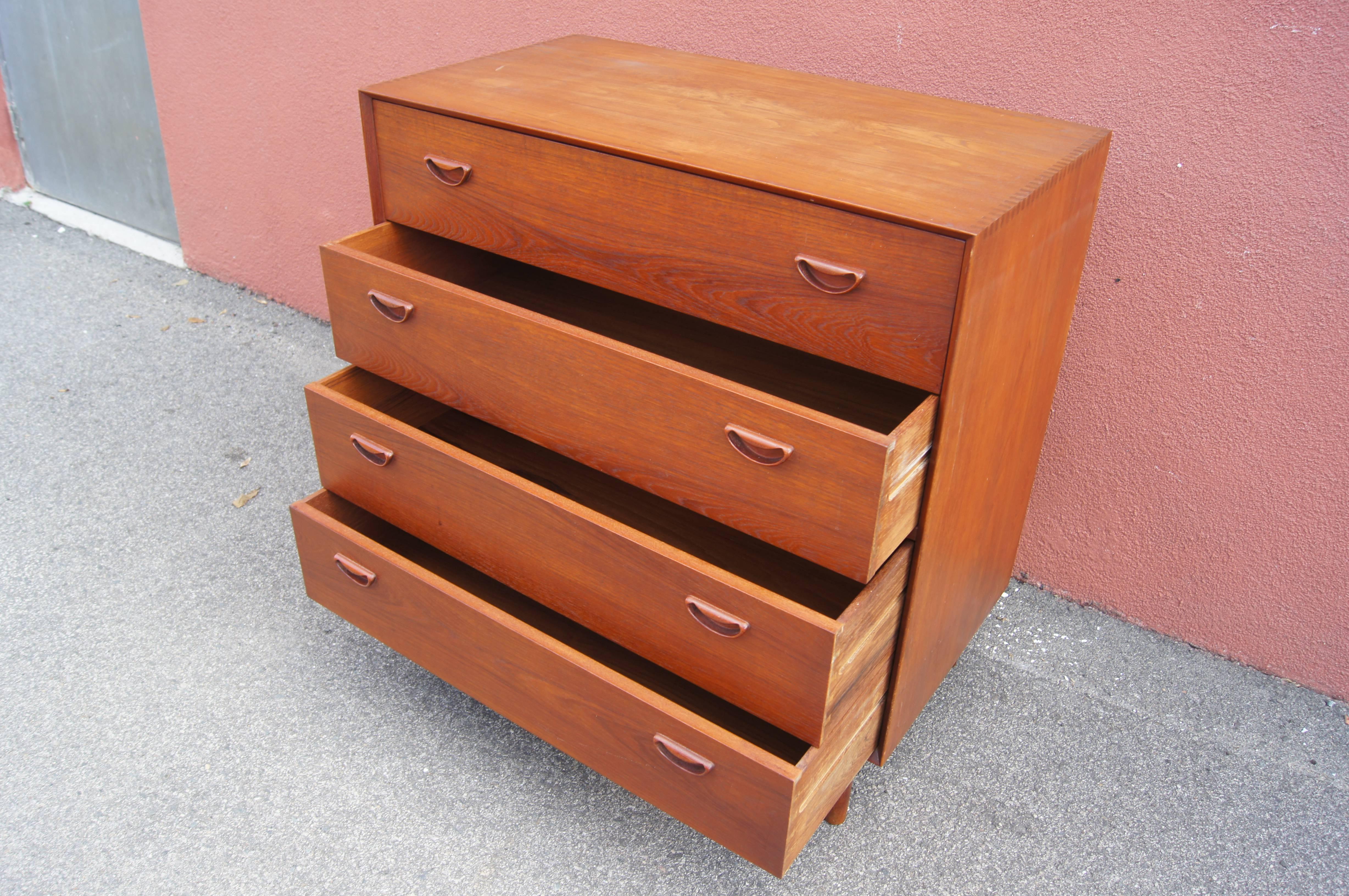 Teak Gentleman's Dresser with Mirror by Peter Hvidt and Orla Mølgaard-Nielsen In Good Condition For Sale In Dorchester, MA