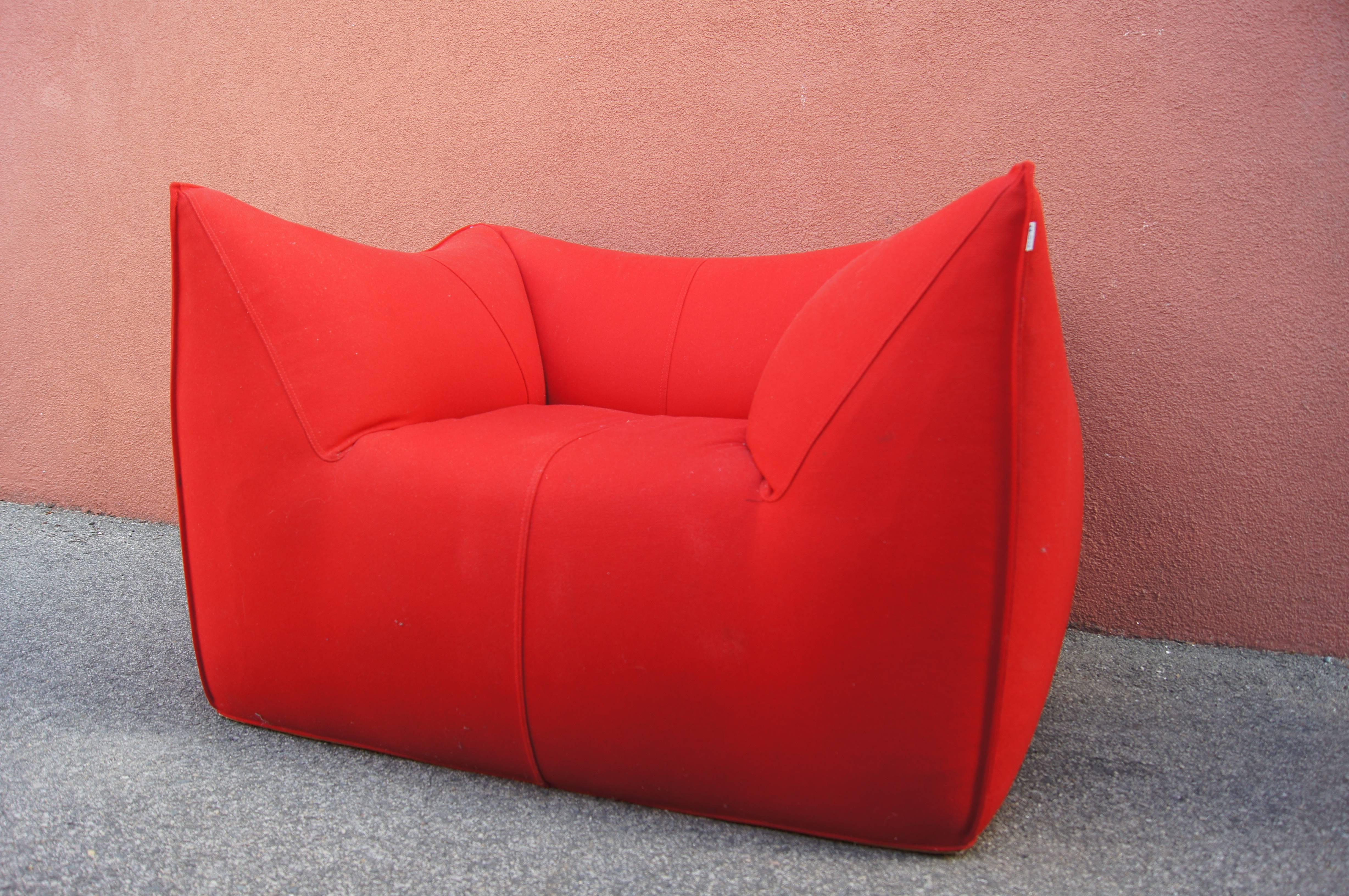 Mario Bellini designed Le Bambole for B&B Italia in 1972, armchairs and sofas shaped in their entirety like large cushions. Combining extraordinary comfort and style, this Bambola lounge chair is upholstered in a vibrant red wool, which unzips for