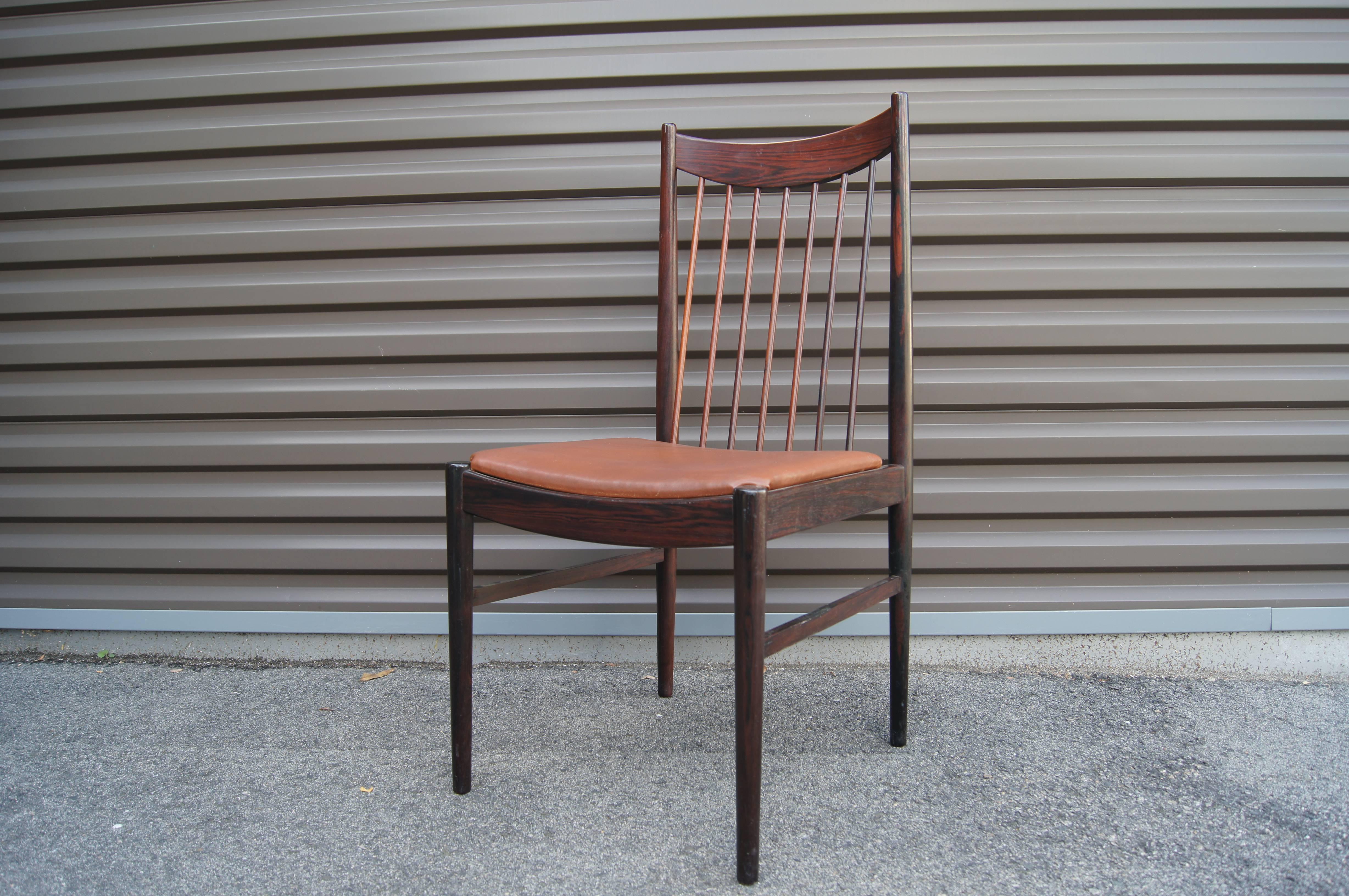 Conçues par Arne Vodder pour Sibast, ces chaises de salle à manger à haut dossier présentent des cadres élancés en bois de rose avec des chevilles inclinées reliées à un gracieux dossier incurvé. Ils conservent leurs sièges en cuir d'origine, qui