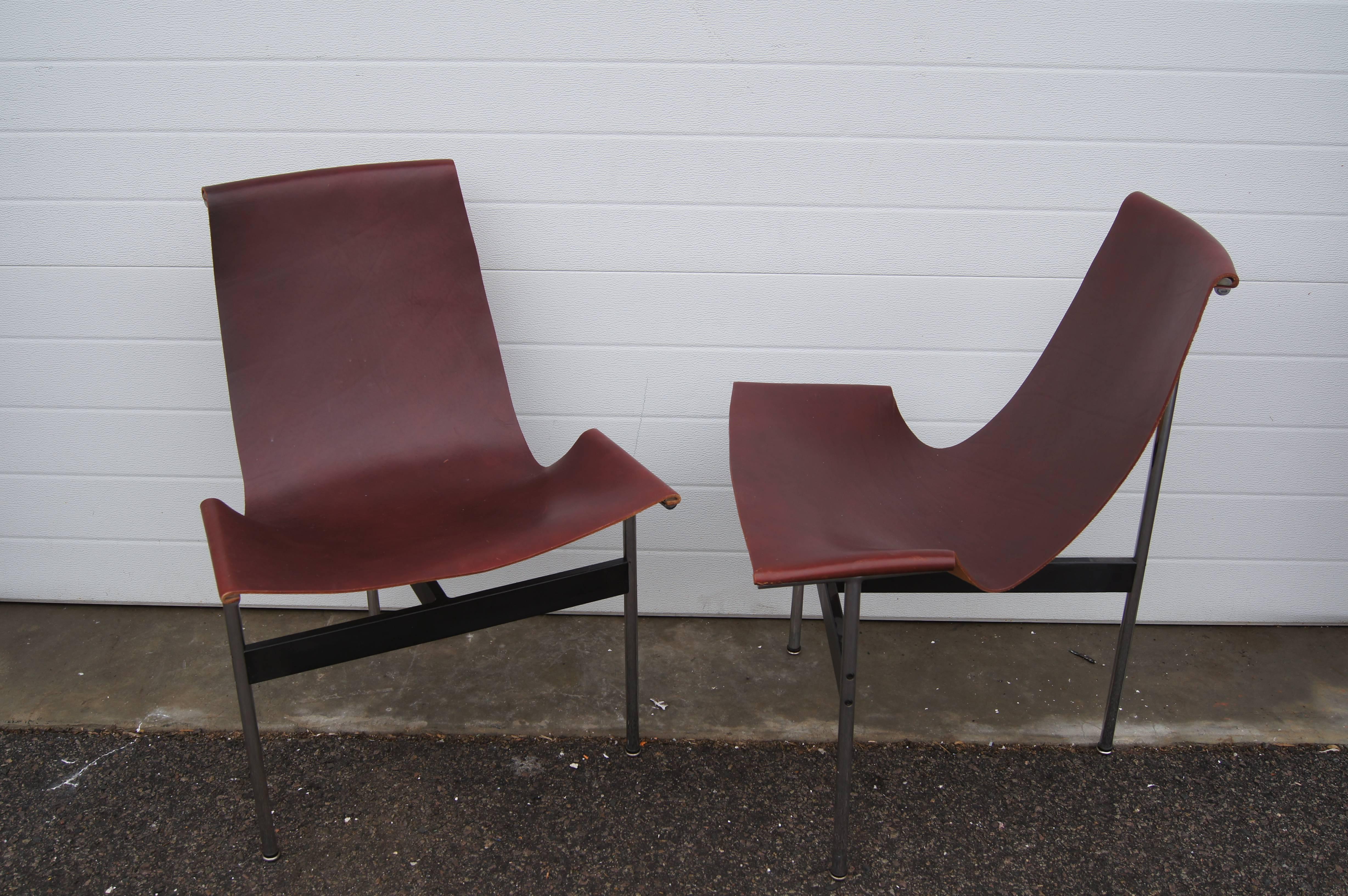 William Katavolos entwarf 1952 in Zusammenarbeit mit Douglas Kelley und Ross Littell den ikonischen Sling-Back T Chair als Modell 3LC der skulpturalen New Furniture Serie von Laverne International. Der Ledersitz ist mit verdeckten Schrauben an einem