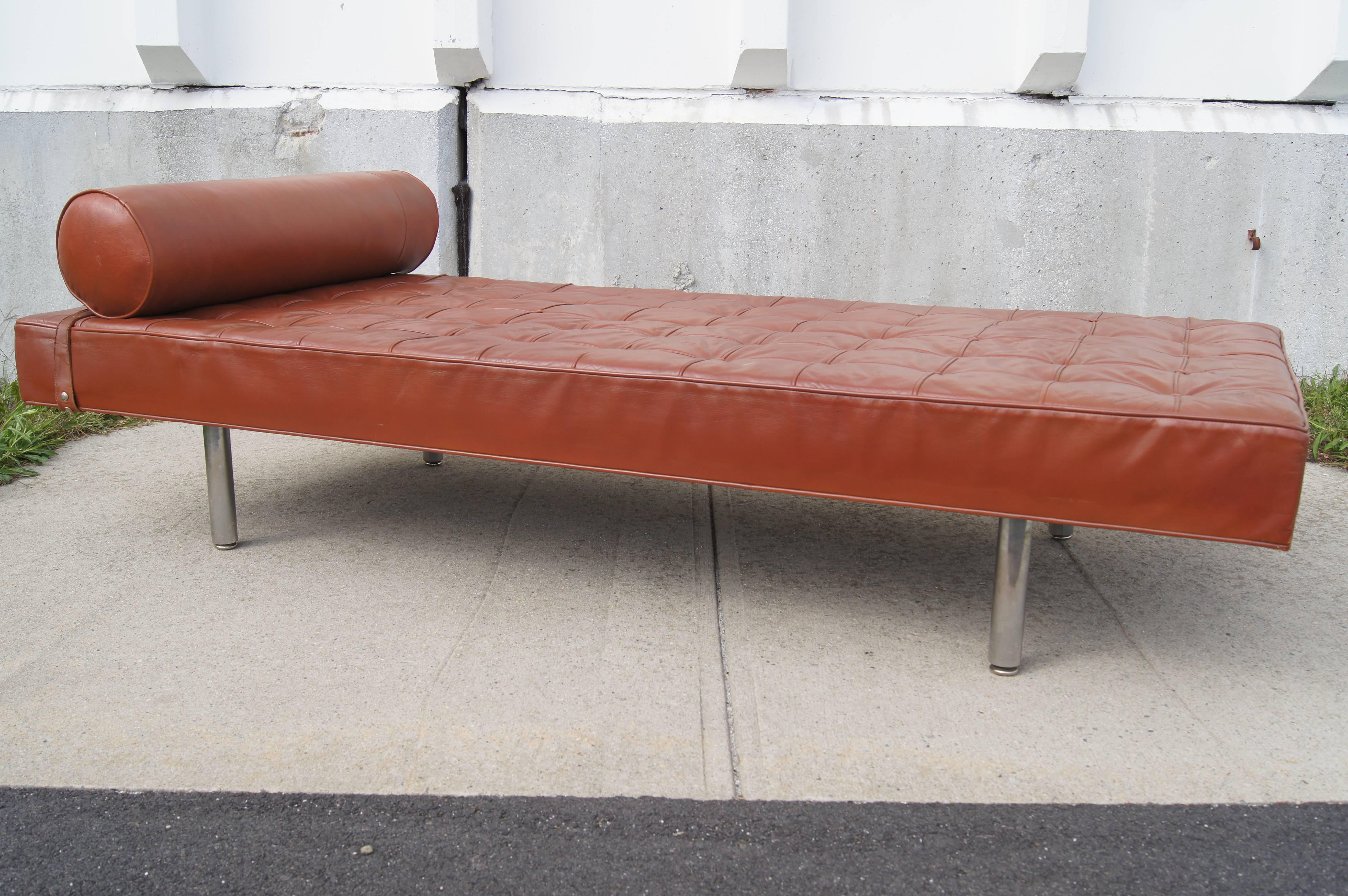 Modern Leather Daybed In Good Condition In Dorchester, MA