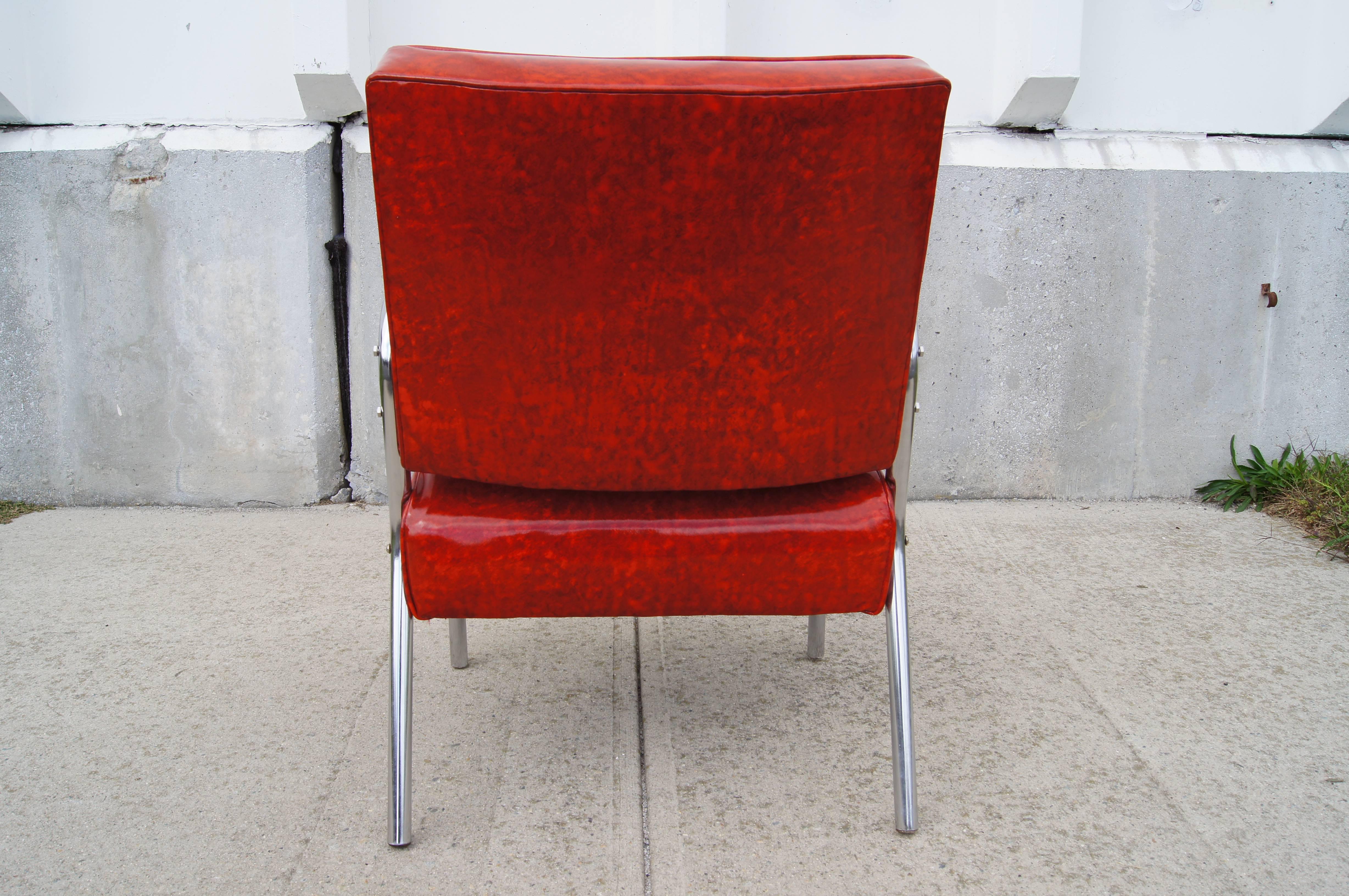 Moderner Sessel mit röhrenförmigem Chrom und rotem Naugahyde aus den 1940er Jahren im Zustand „Gut“ im Angebot in Dorchester, MA