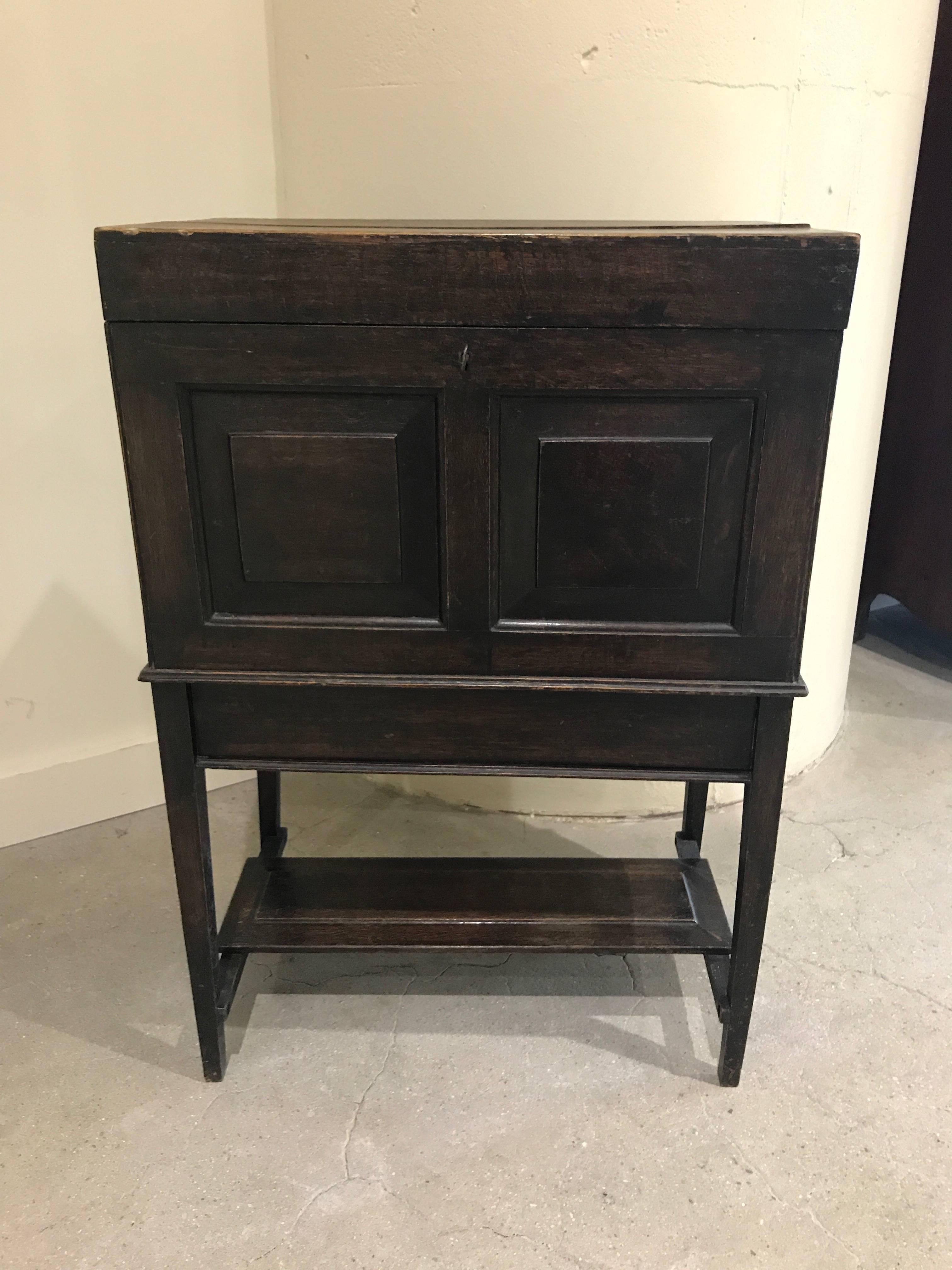 English Oak Silverware Stand In Excellent Condition For Sale In Boston, MA