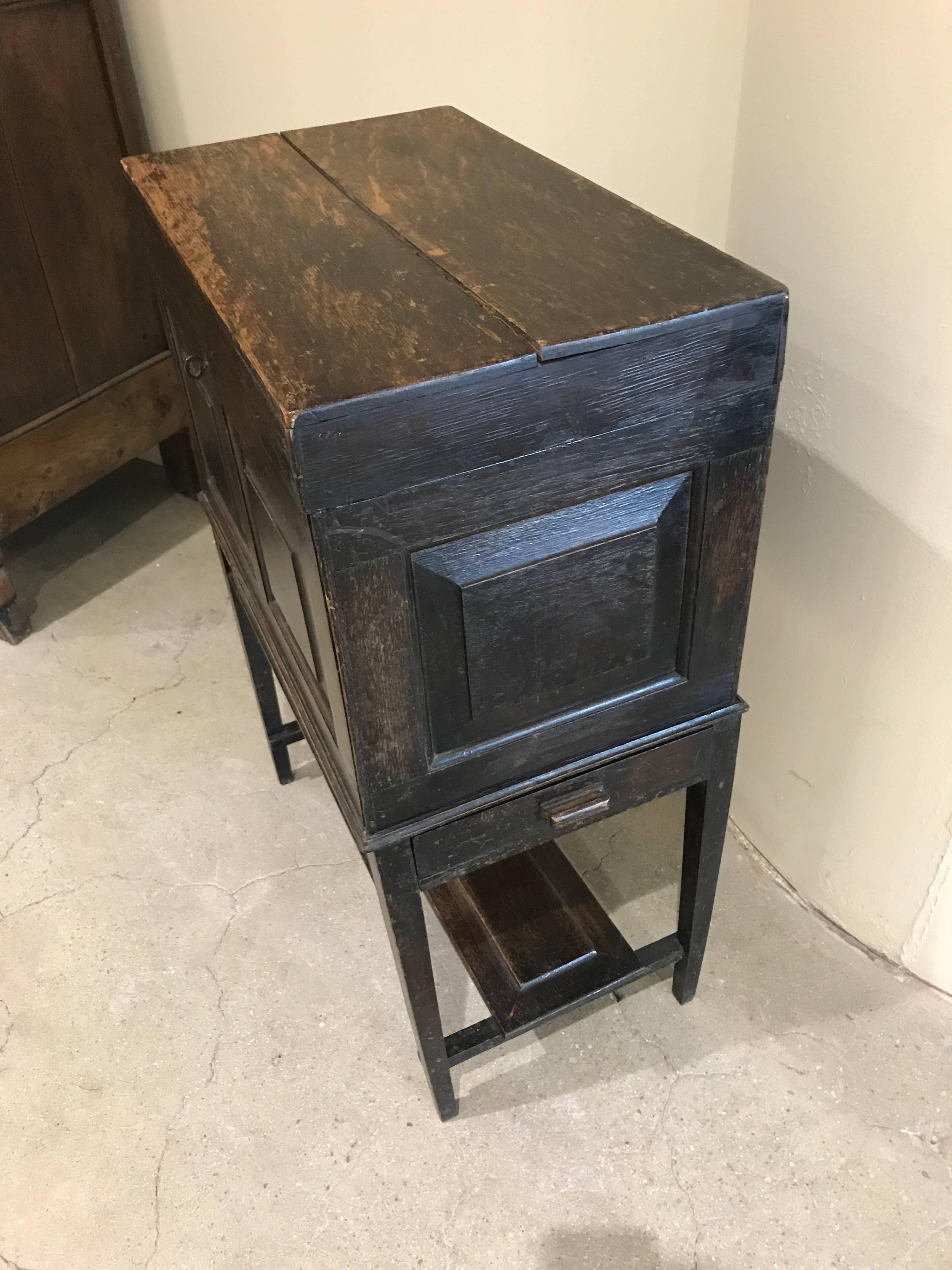 Early 20th Century English Oak Silverware Stand For Sale