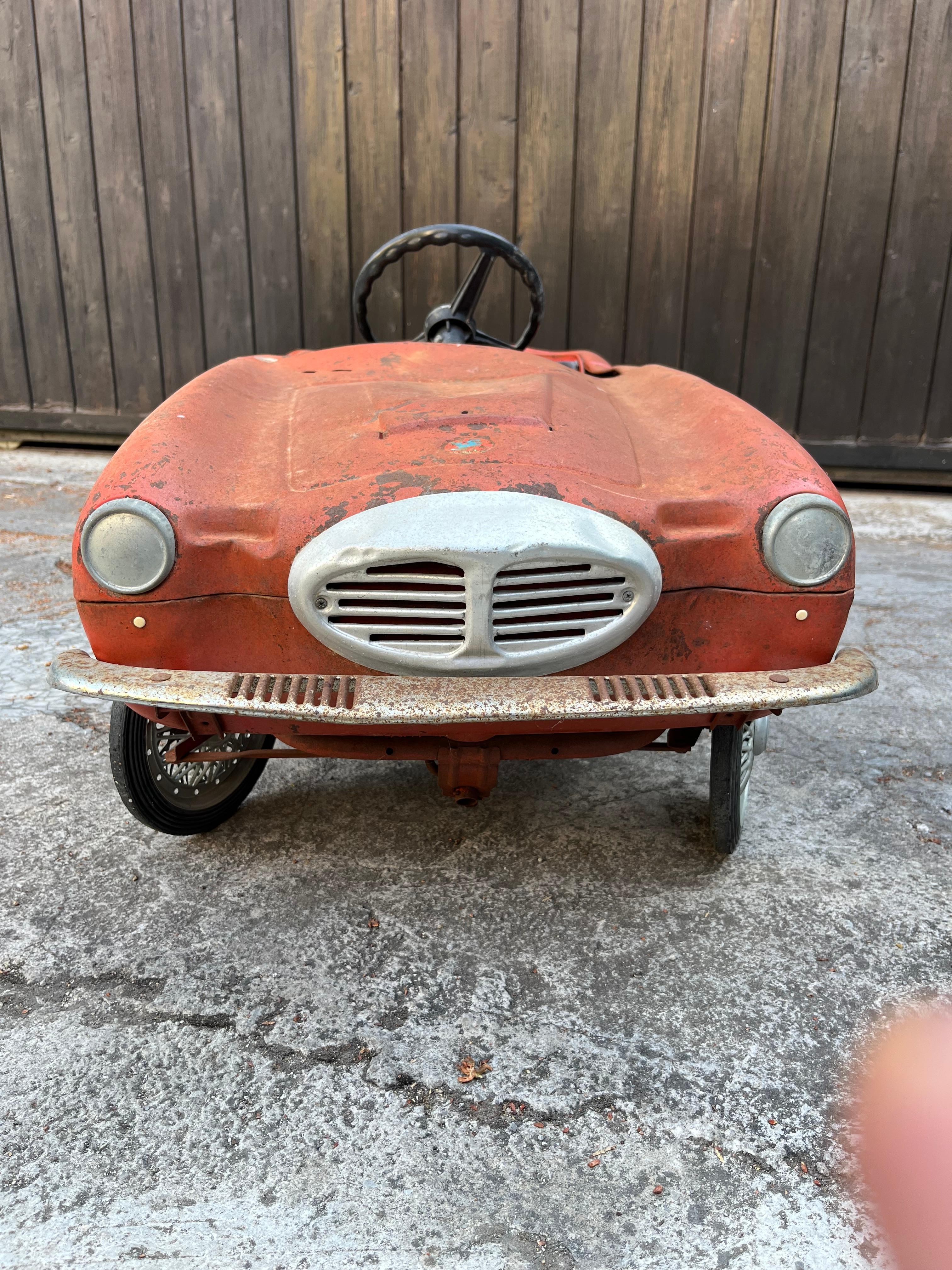 Voiture à pédales Giordani modèle Studebaker, fabriquée en Italie dans les années 1950

Bon état.