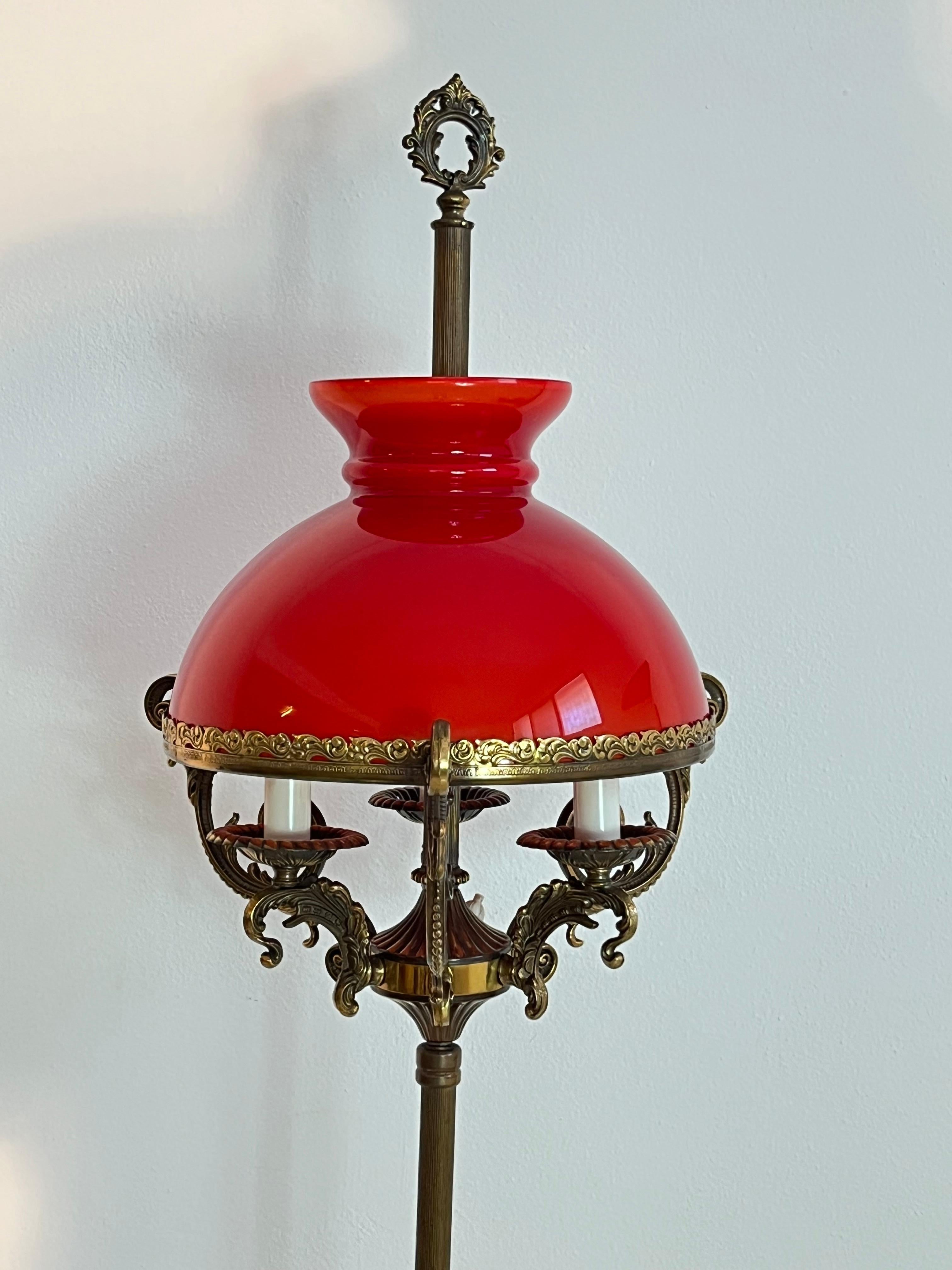 Lámpara de pie de mediados de siglo en latón, mármol y cristal opalino rojo, años 50 Italiano en venta