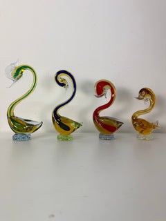 Lot de 4 cygnes en verre de Murano *sommerso* polychrome, attribués à Cenedese, années 1970