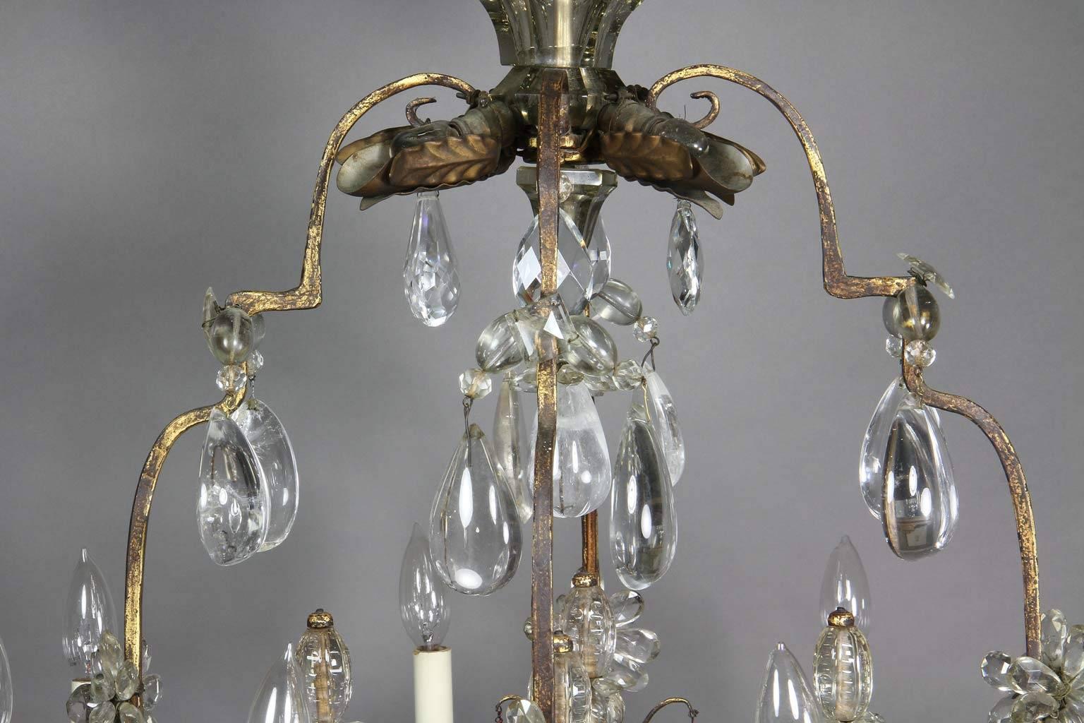 Francese Lampadario Luigi XV in ferro battuto dorato e cristalli di rocca in vendita