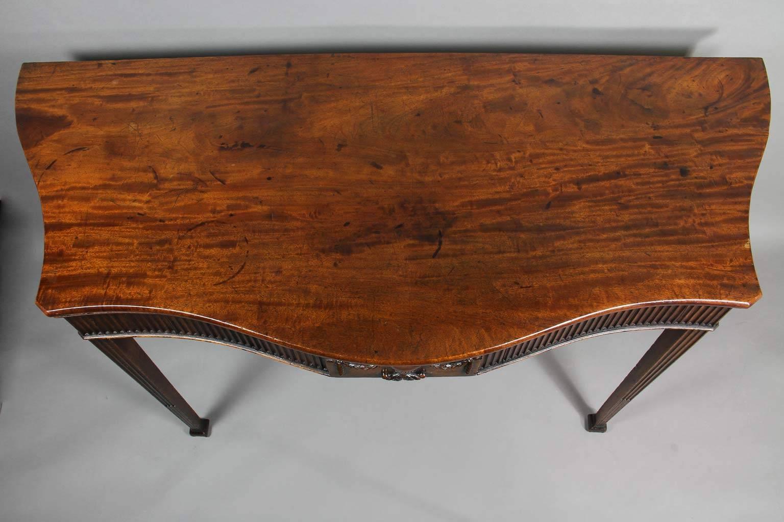 Fine George III Mahogany Serving Table In Excellent Condition In Essex, MA