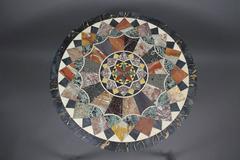 Tavolo in marmo con specimen di epoca etrusca