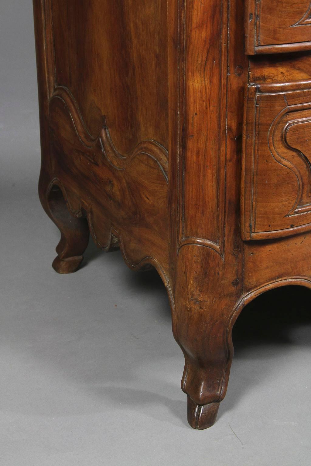Mid-18th Century Fine Louis XV Provincial Walnut Commode For Sale