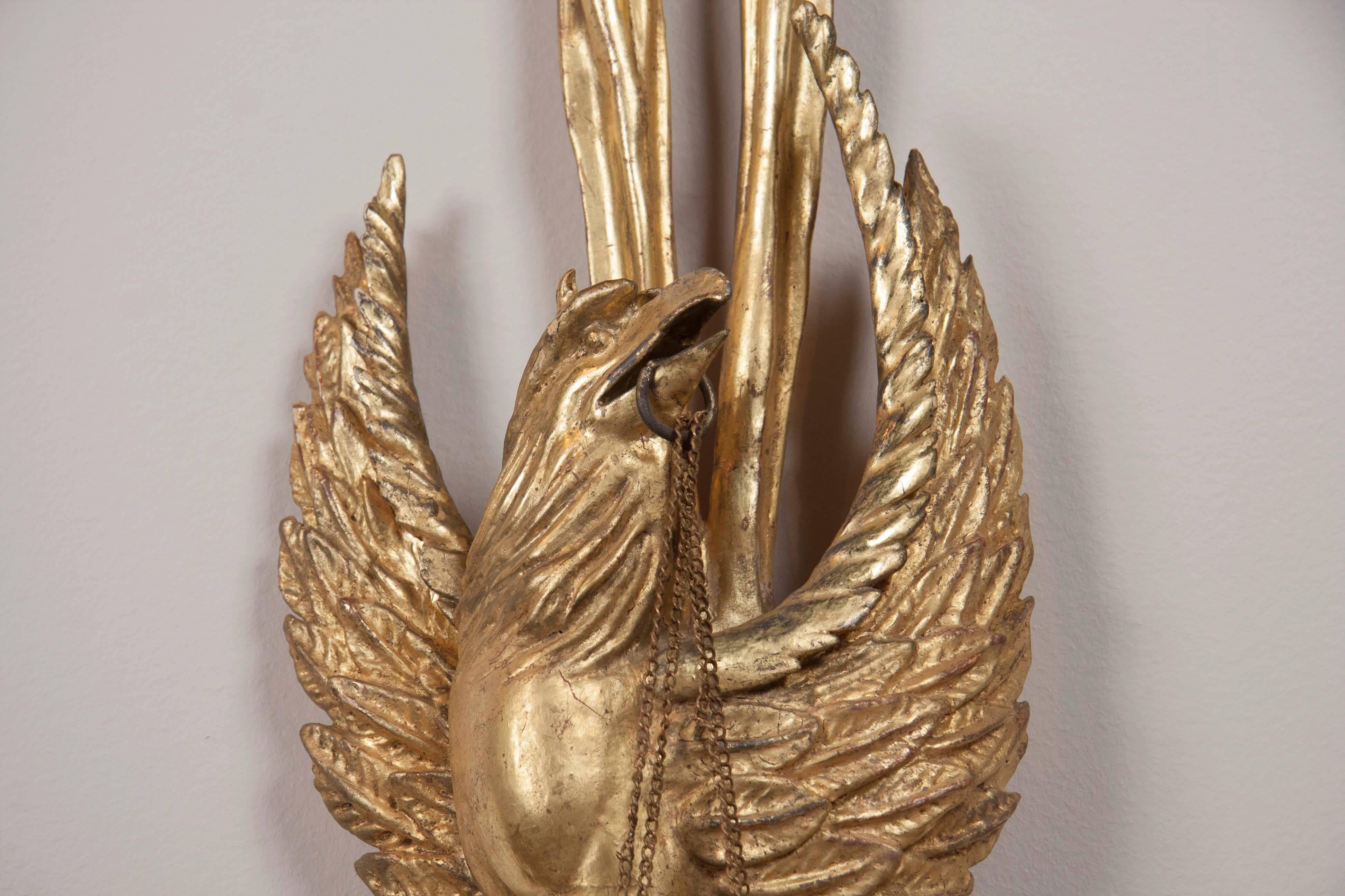 XIX secolo Coppia di lampade da parete Gryphon in legno dorato in stile Regency in vendita