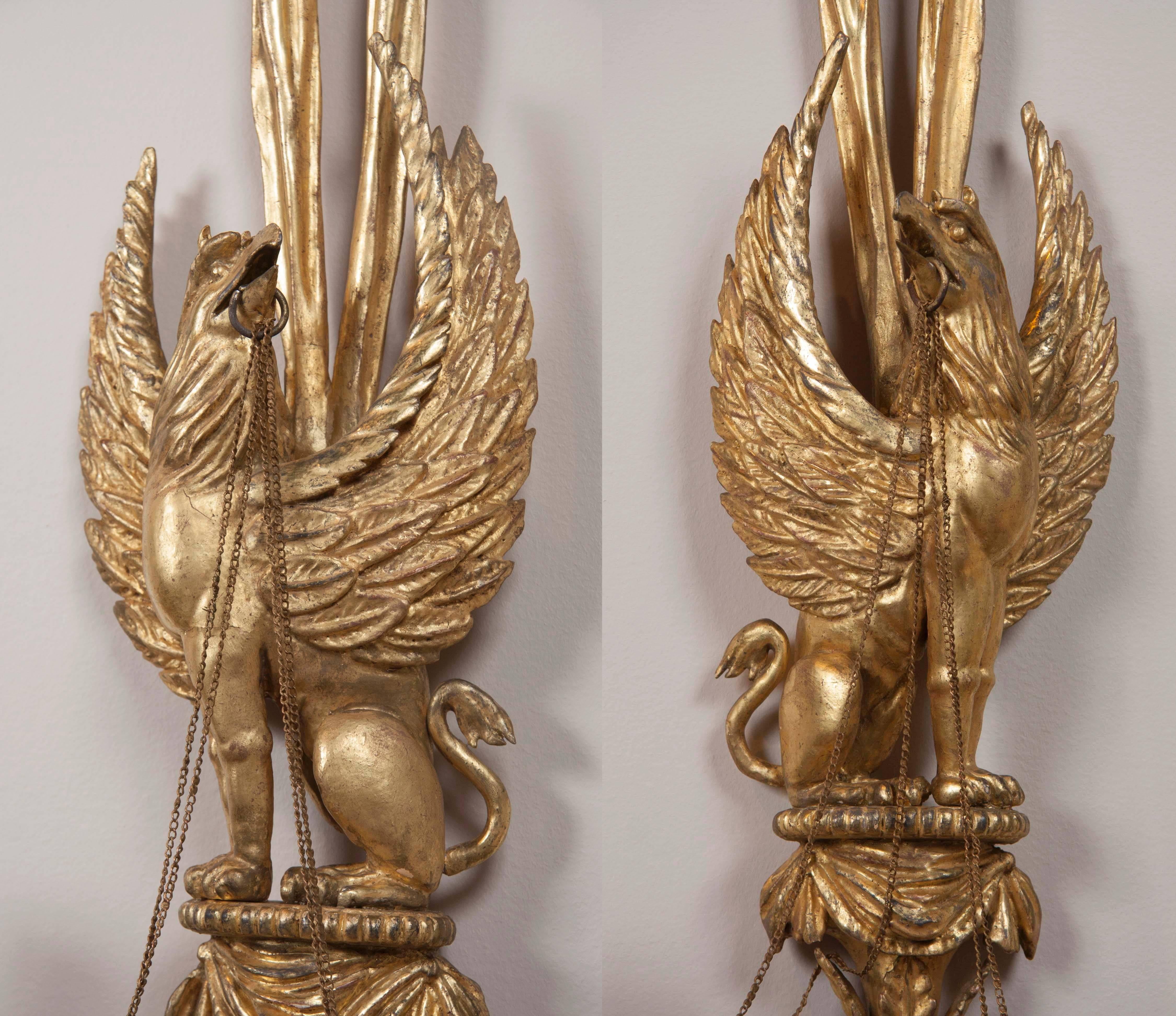 Coppia di lampade da parete Gryphon in legno dorato in stile Regency in vendita 3