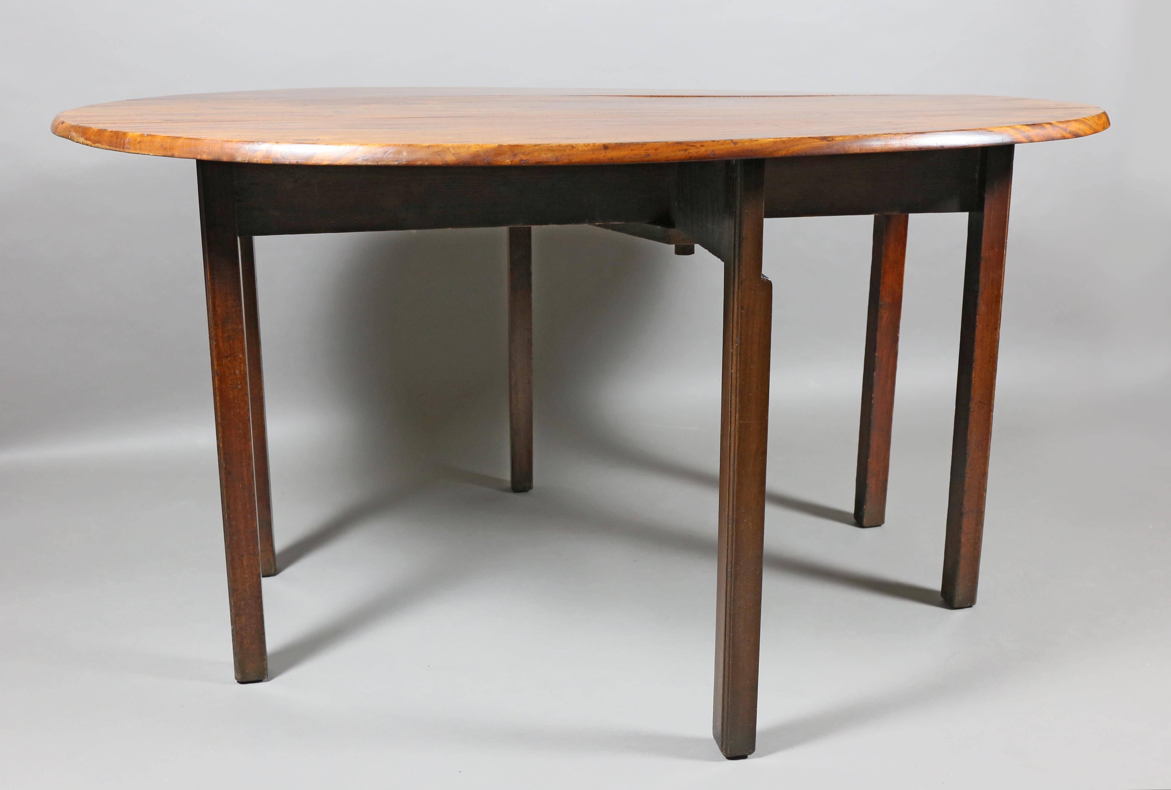 George III Mahogany Drop-Leaf Hunt Table In Good Condition In Essex, MA