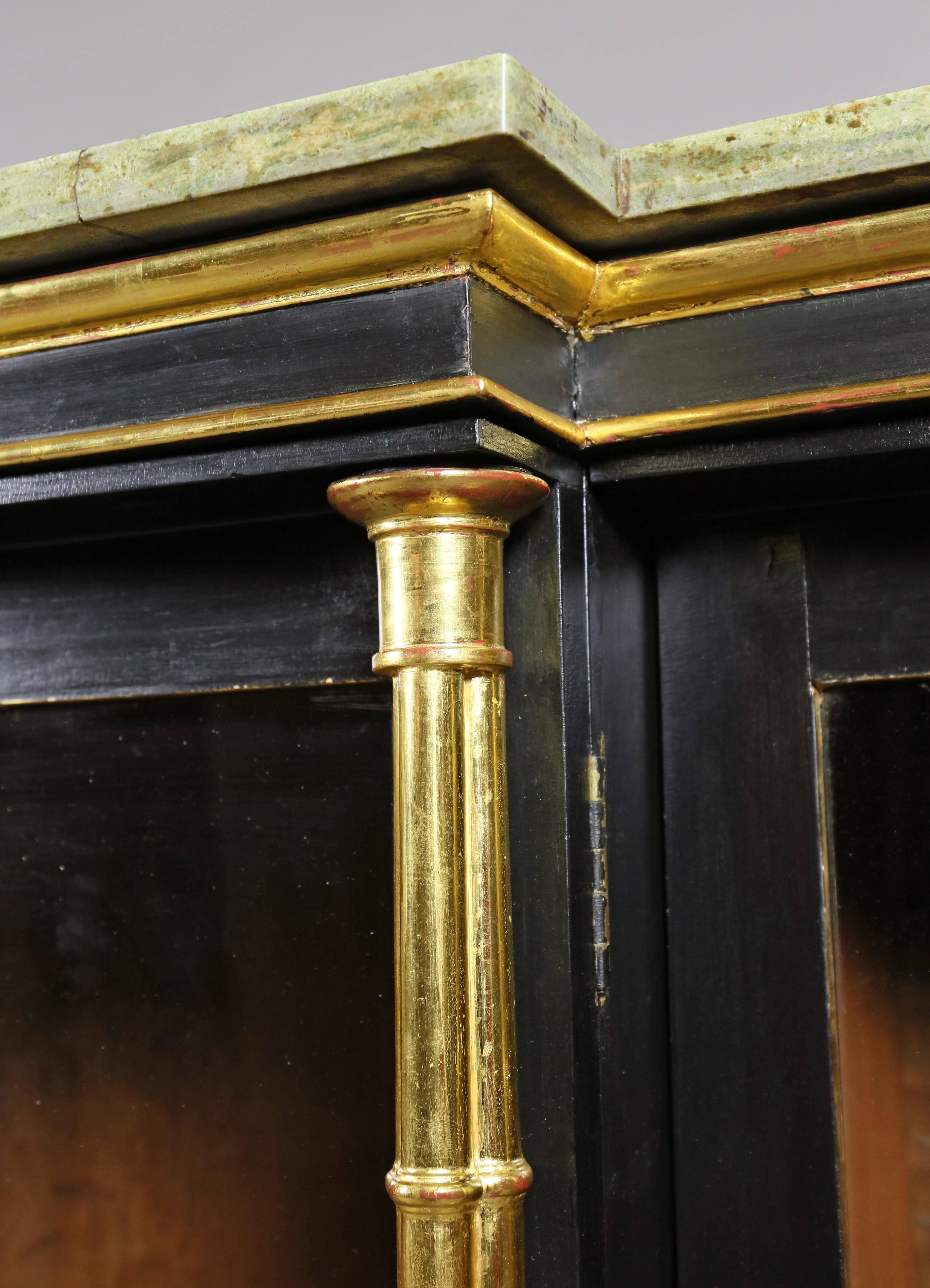 Anrichte aus ebonisiertem und vergoldetem Holz im Regency-Stil (Frühes 19. Jahrhundert) im Angebot