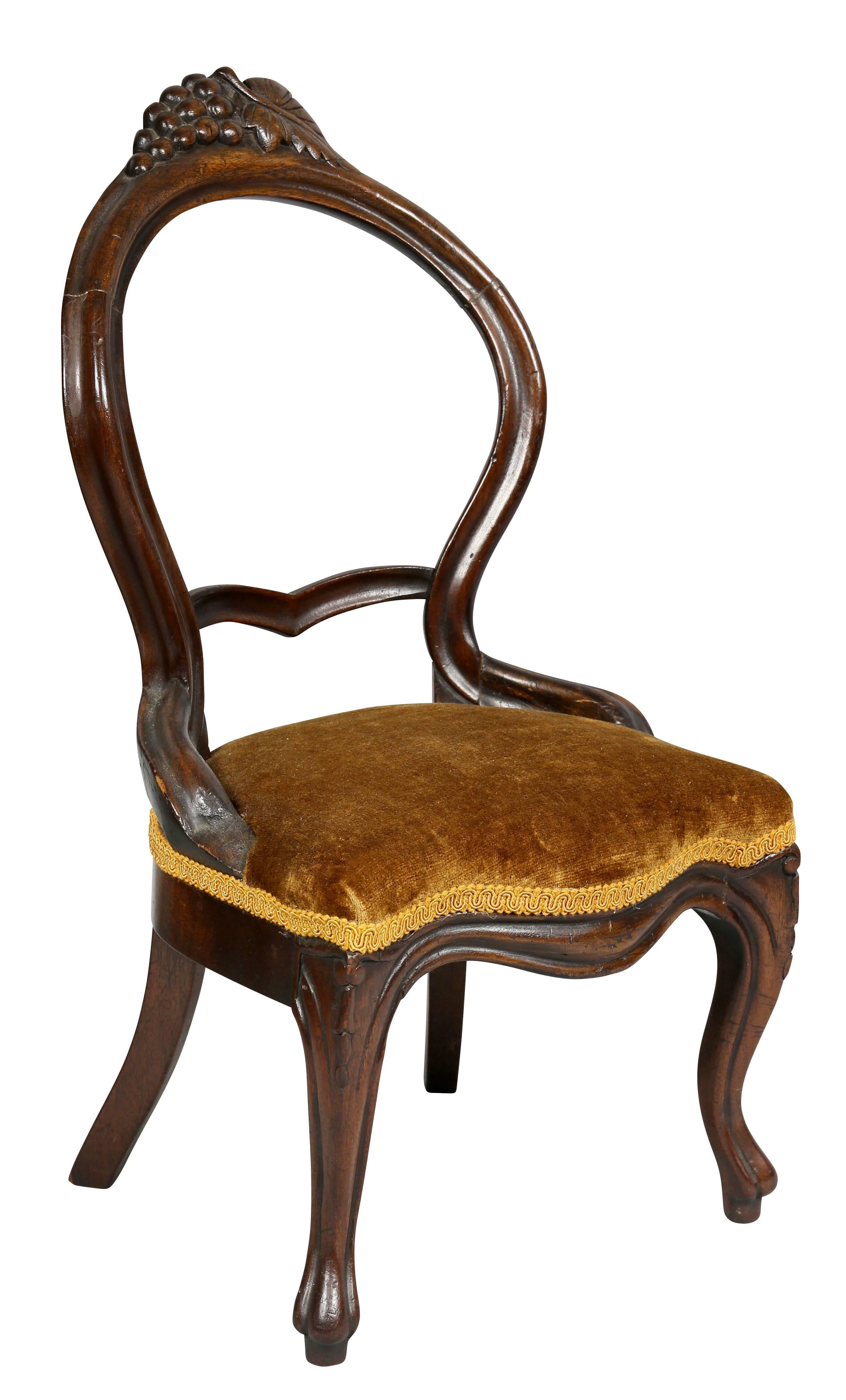 Unusual Suite of American Victorian Walnut Miniature Seating Furniture In Good Condition In Essex, MA