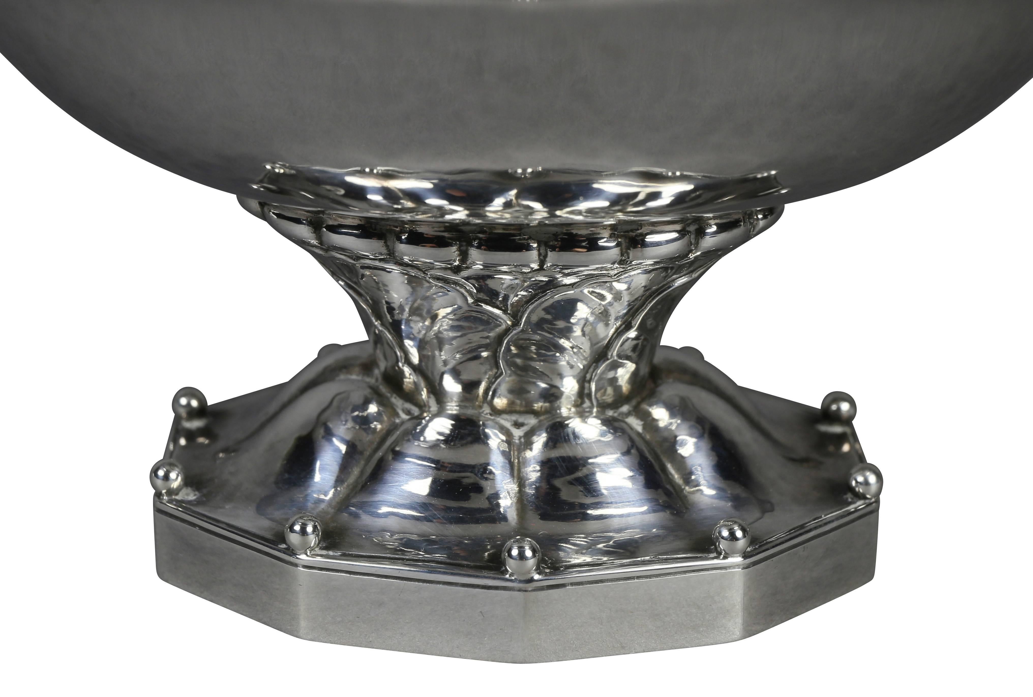 Ovale con base ottagonale, gambo modellato a foglia. 3 once troy.