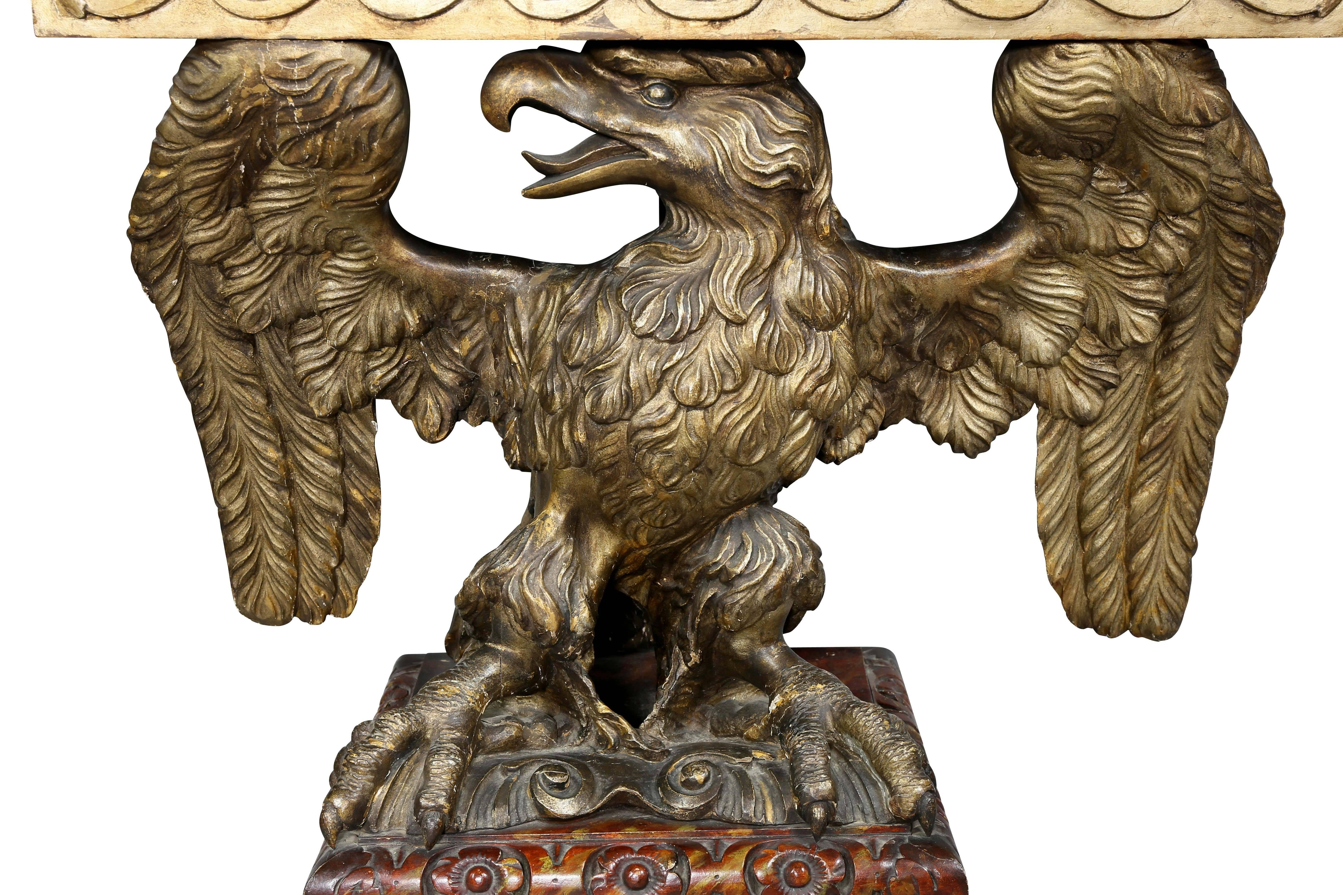 Paire de consoles en bois doré et marbre gris en forme d'aigle de style George II Bon état - En vente à Essex, MA