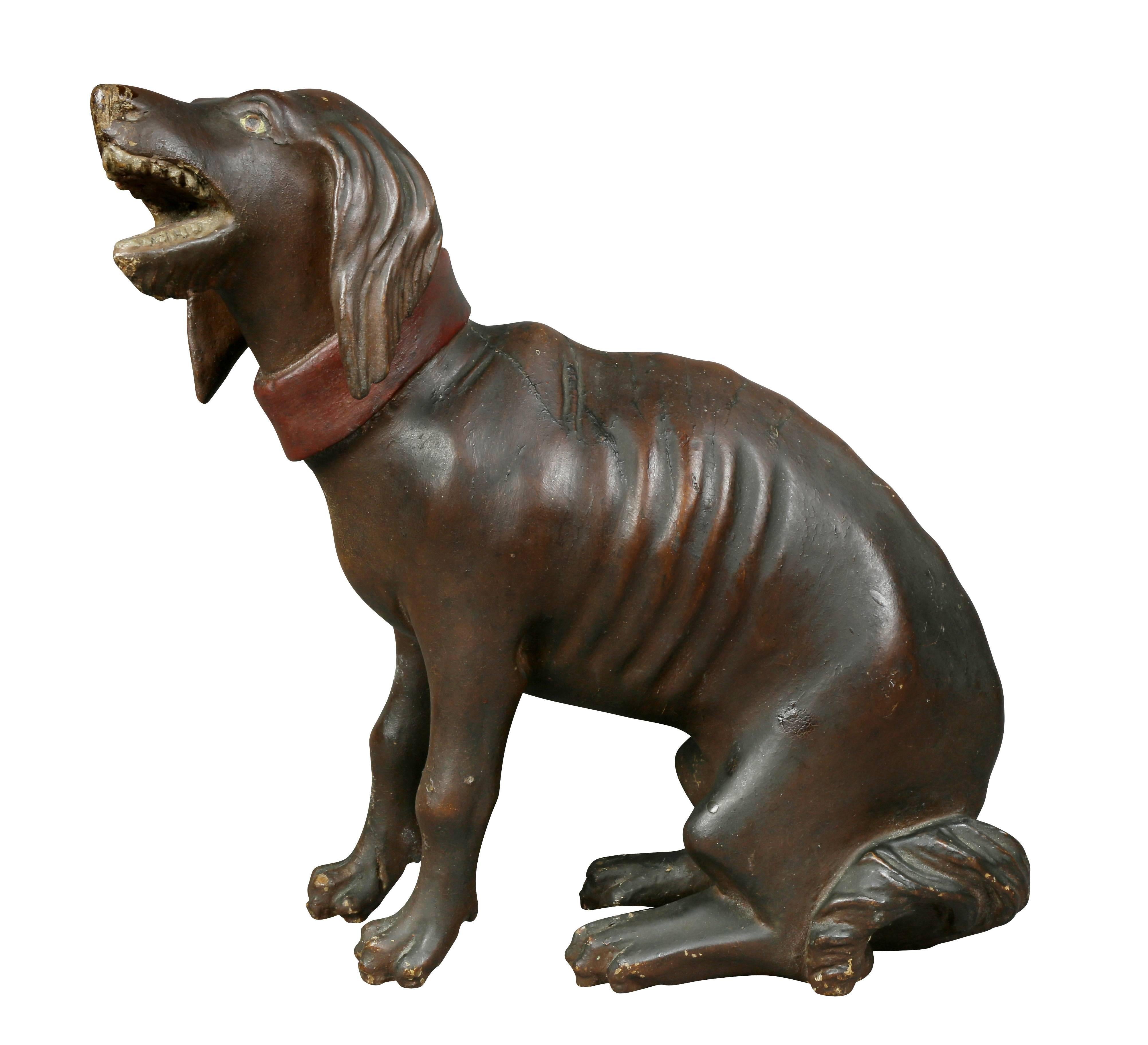 Perro con collar rojo sentado con la boca abierta. Creo que es muy similar a los perros chinos de exportación y una copia de época realizada en madera. Posiblemente hecha como modelo para una figura de porcelana china de exportación.