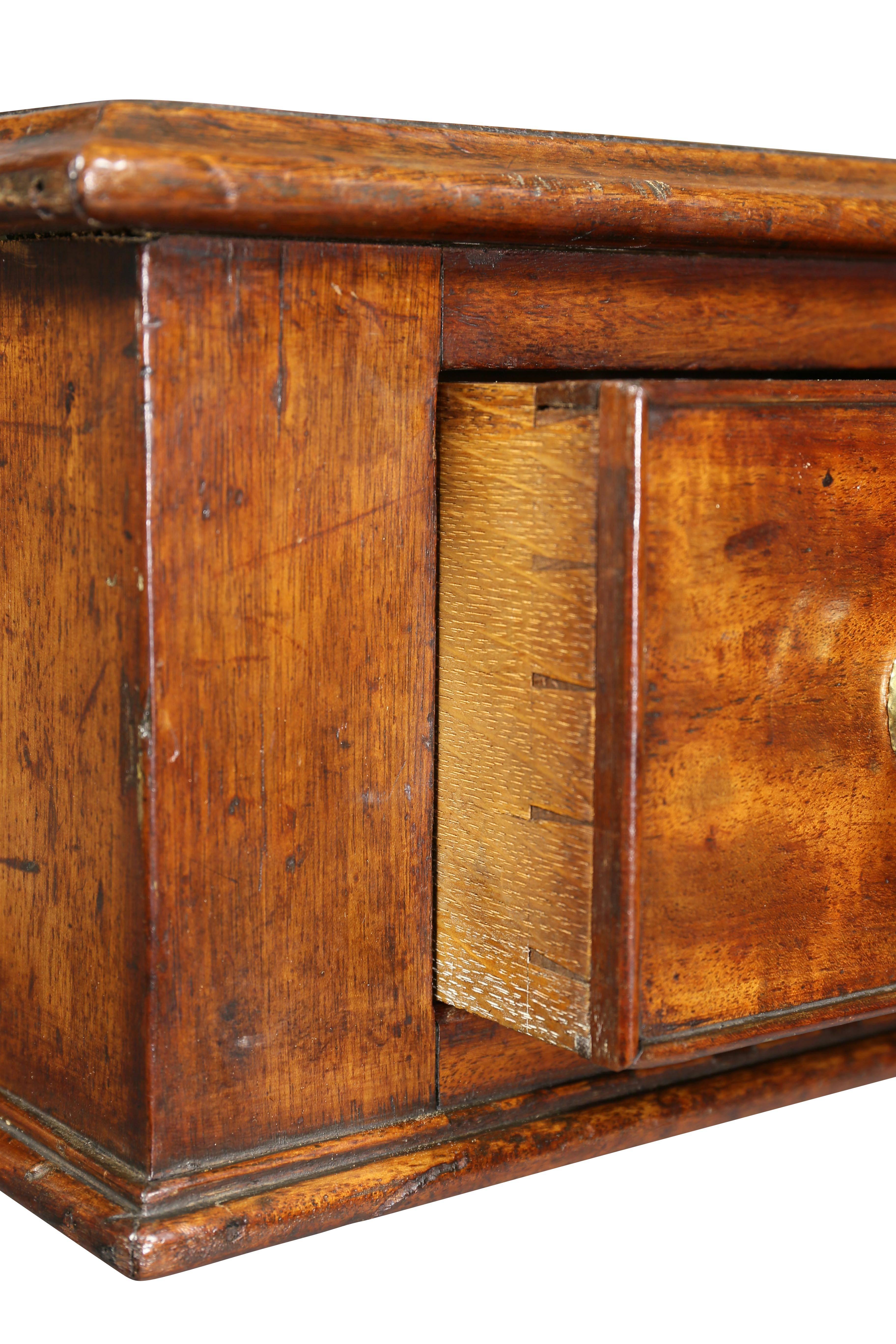 Milieu du XIXe siècle Table à écrire en acajou William Williams en vente