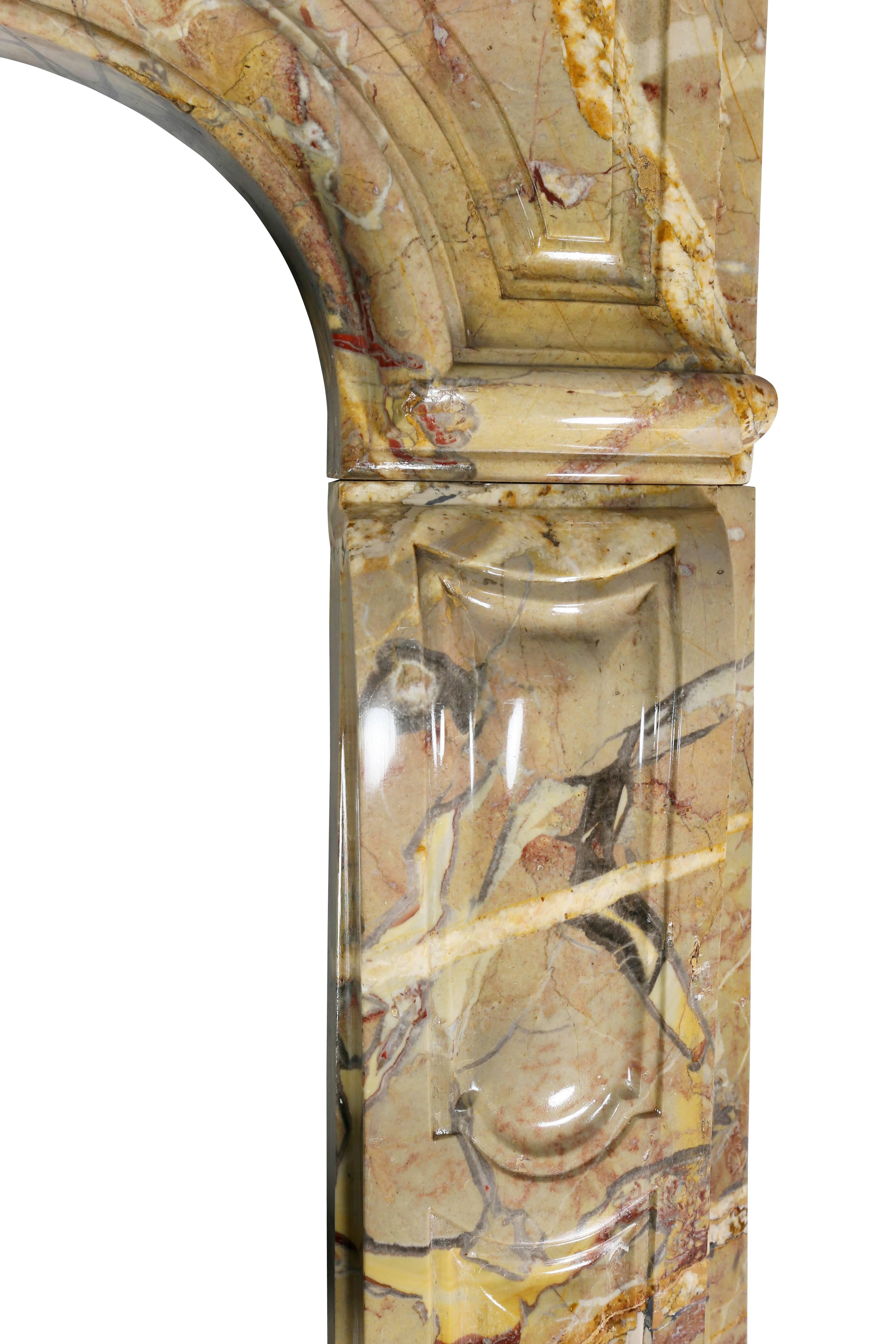 Kaminsims aus Sarrancolin-Rahmenboise-Marmor im Louis-XV-Stil (Louis XV.) im Angebot