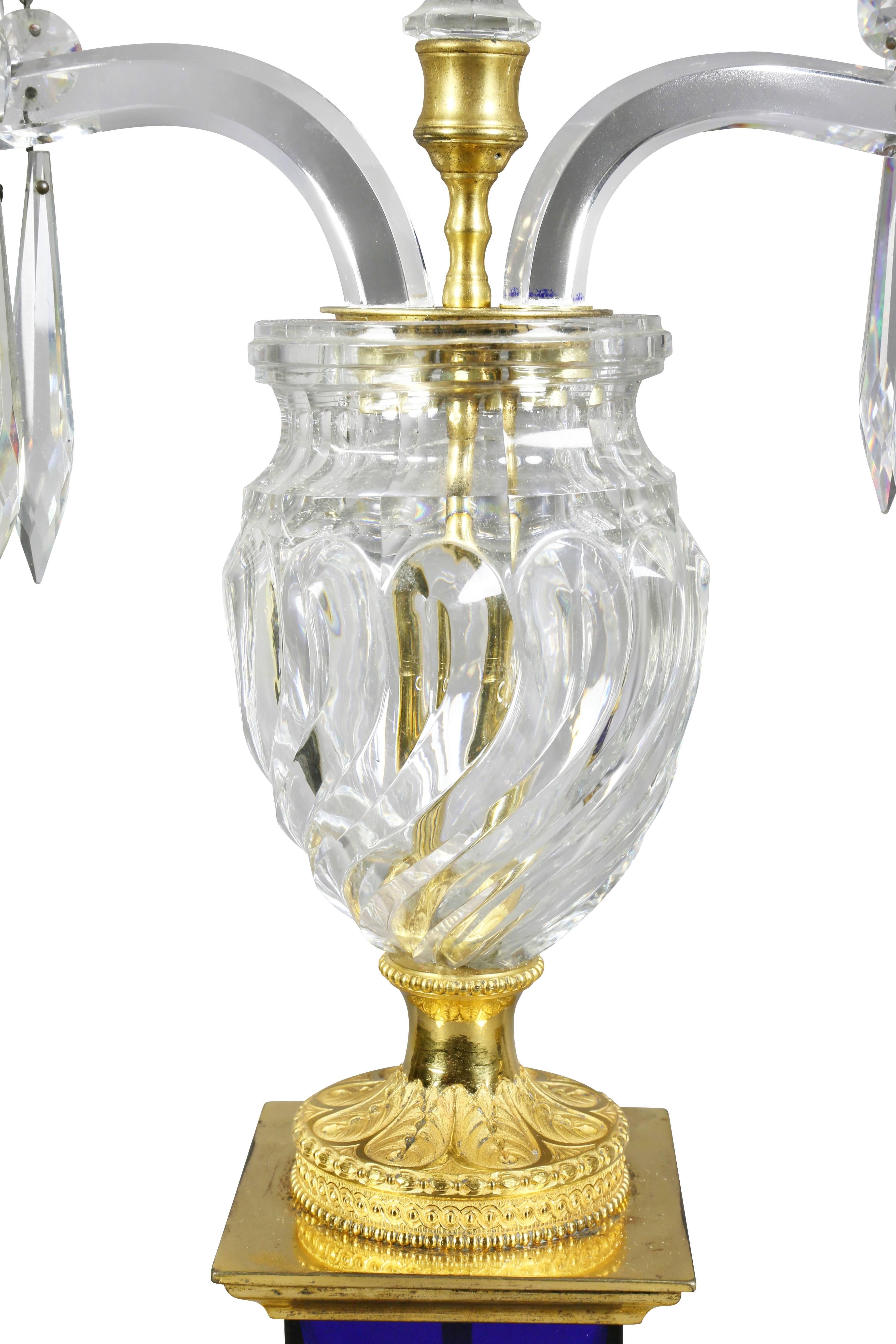 XIXe siècle Paire de candélabres Regency en verre taillé et bronze doré, attribuée à Parker & Perry en vente