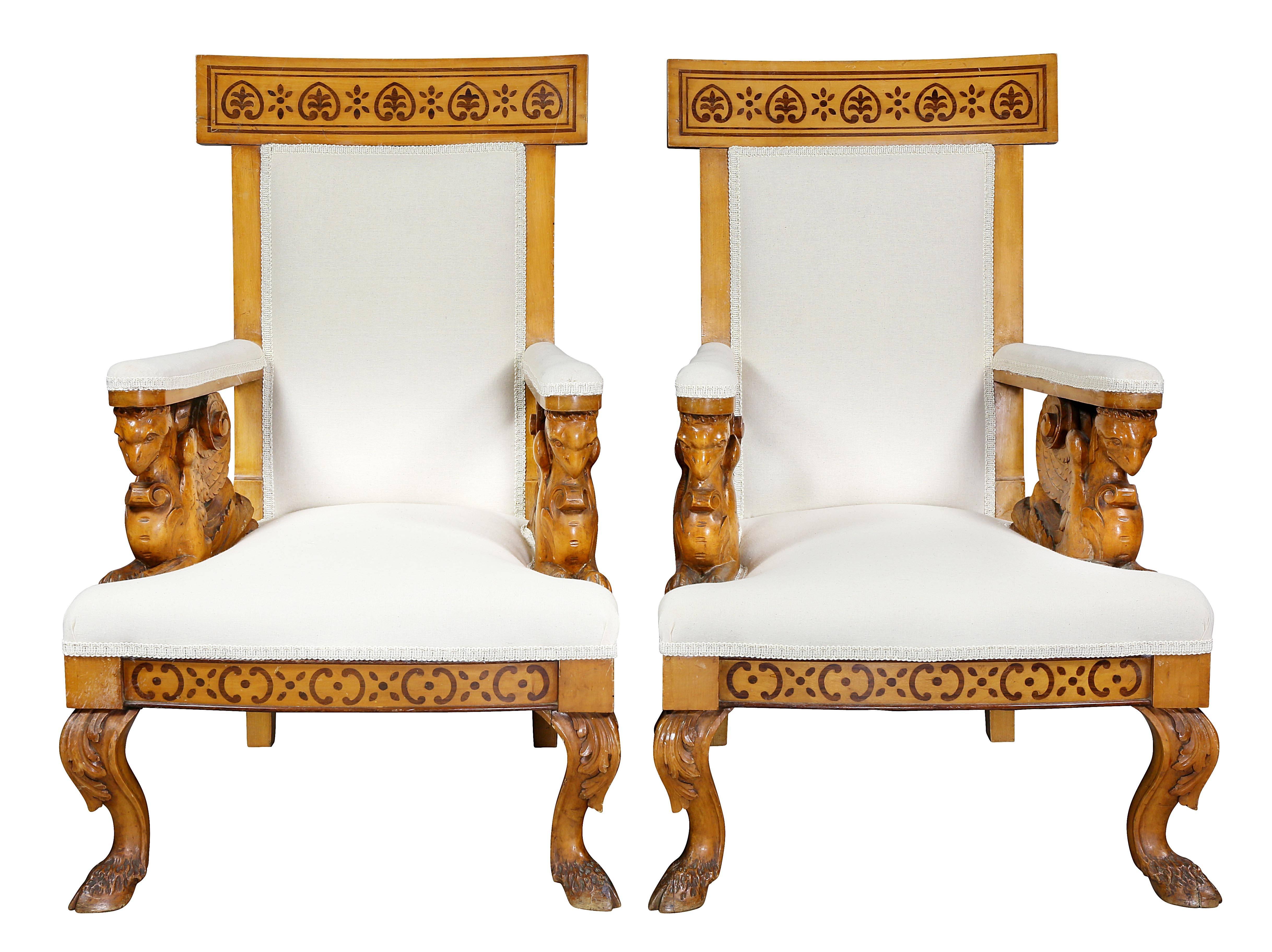 Paar von  Italienische neoklassizistische Sessel aus Ahornholz, Pelagio Palagi zugeschrieben (Mittleres 19. Jahrhundert) im Angebot