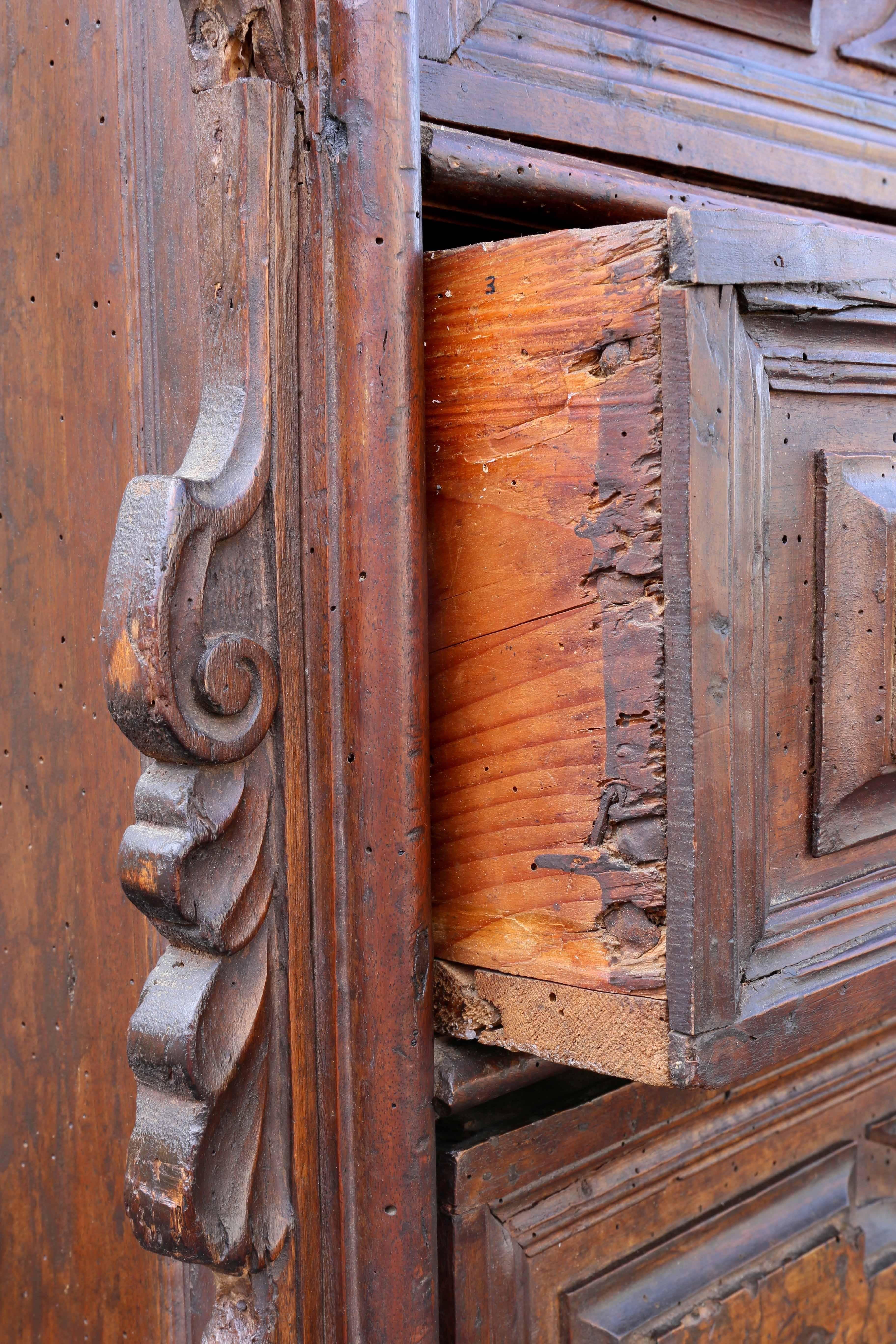 Impressive Italian Baroque Walnut and Burl Walnut Commode In Good Condition For Sale In Essex, MA