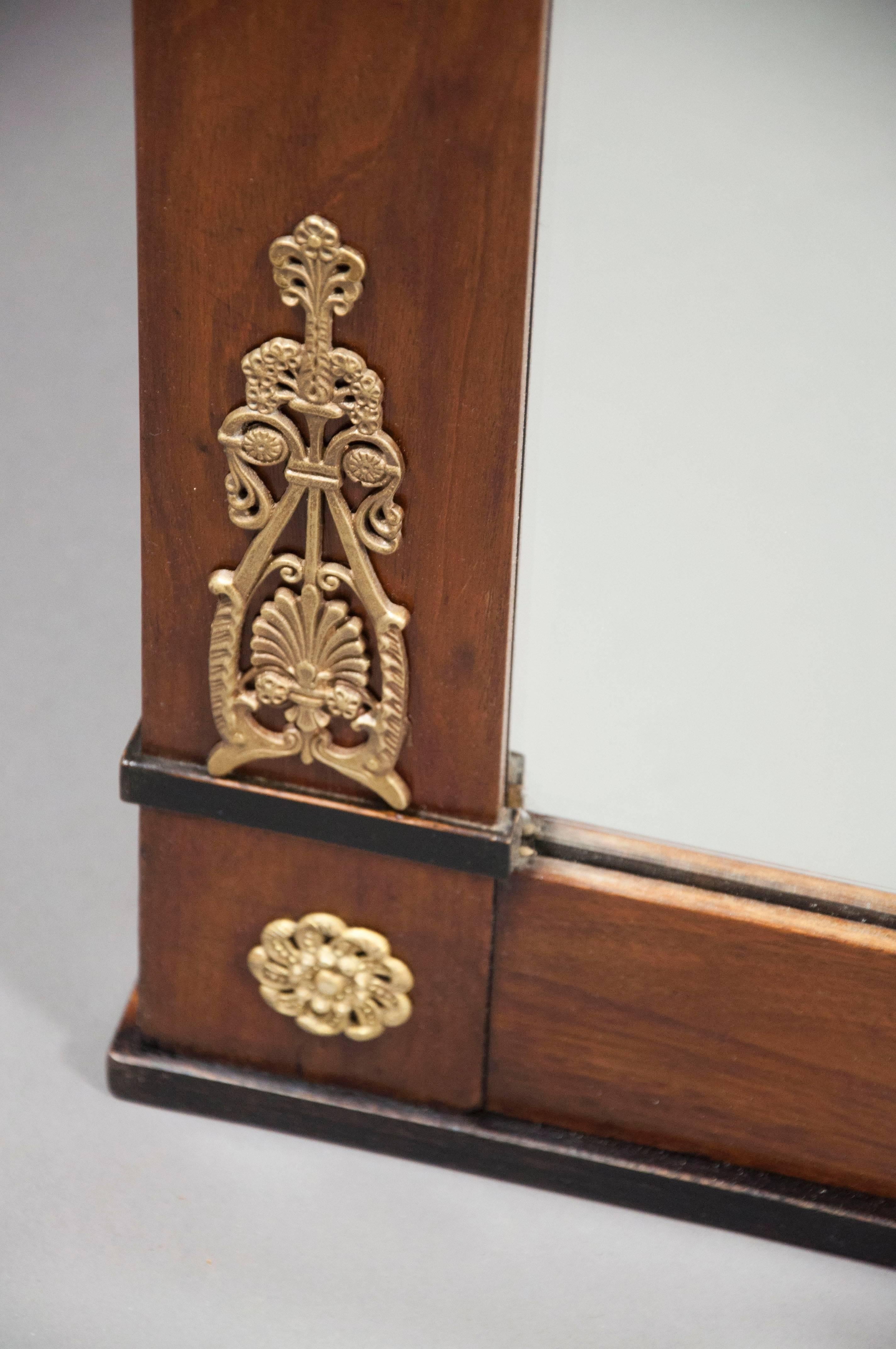 Metà XIX secolo Specchio da molo Biedermeier in mogano, ebanizzato e con montatura in bronzo in vendita